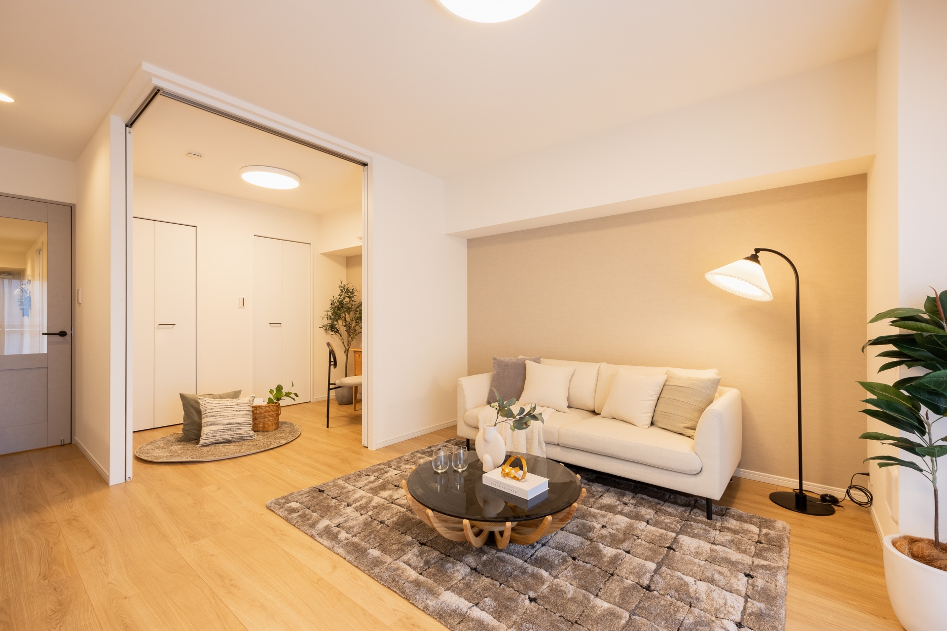 【リビング】LD・洋室間には、暮らし方に合わせて間取りの使い方をアレンジできるスライドウォールを採用しています。(2026年4月)