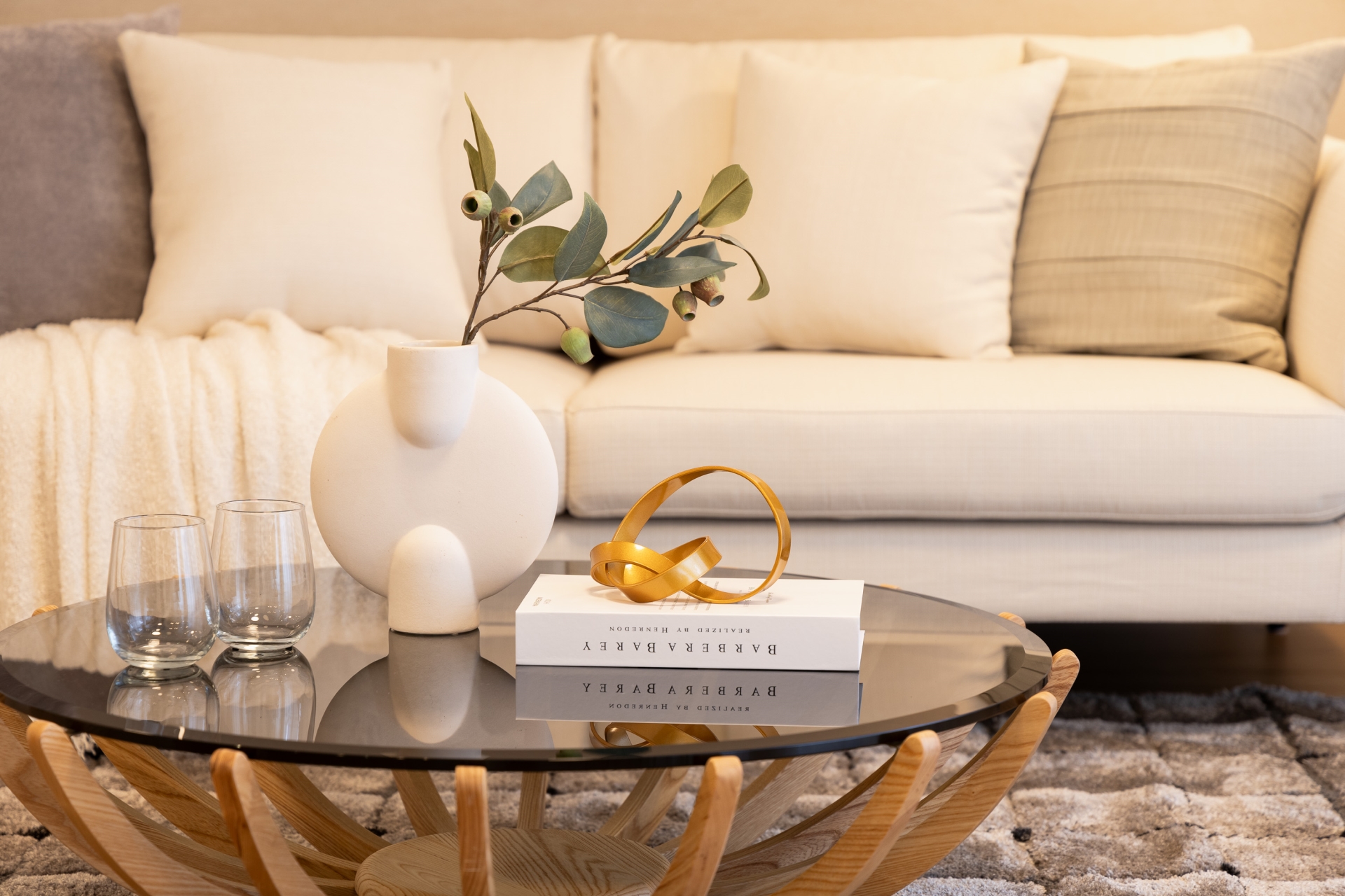 【リビング】家具付き分譲につき、写真のテーブル・ソファがついてきます。※小物は付属いたしません。(2026年4月)