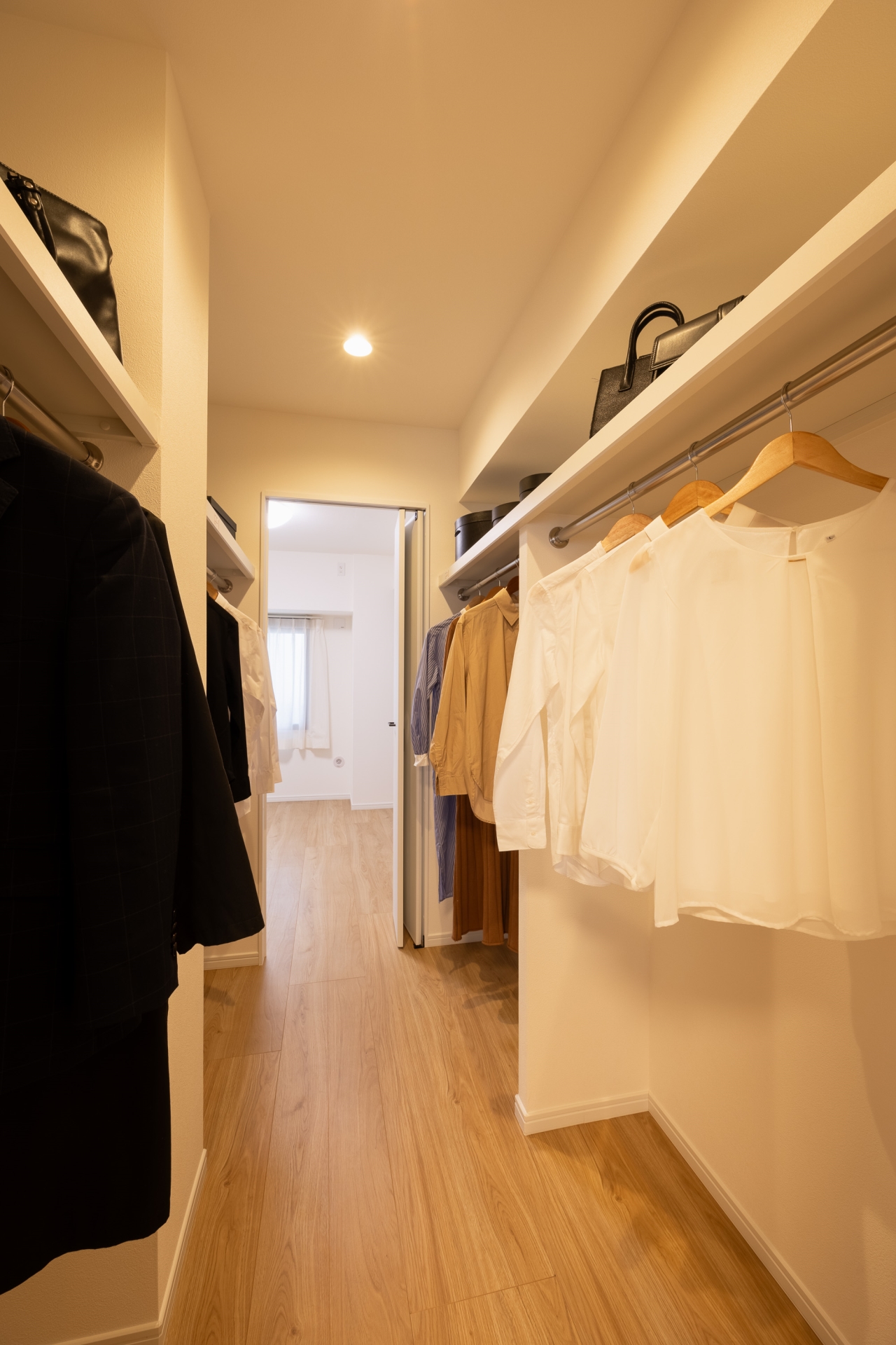 【収納】２つの洋室それぞれから出入りできる便利な大容量クロゼットです。(2026年4月)