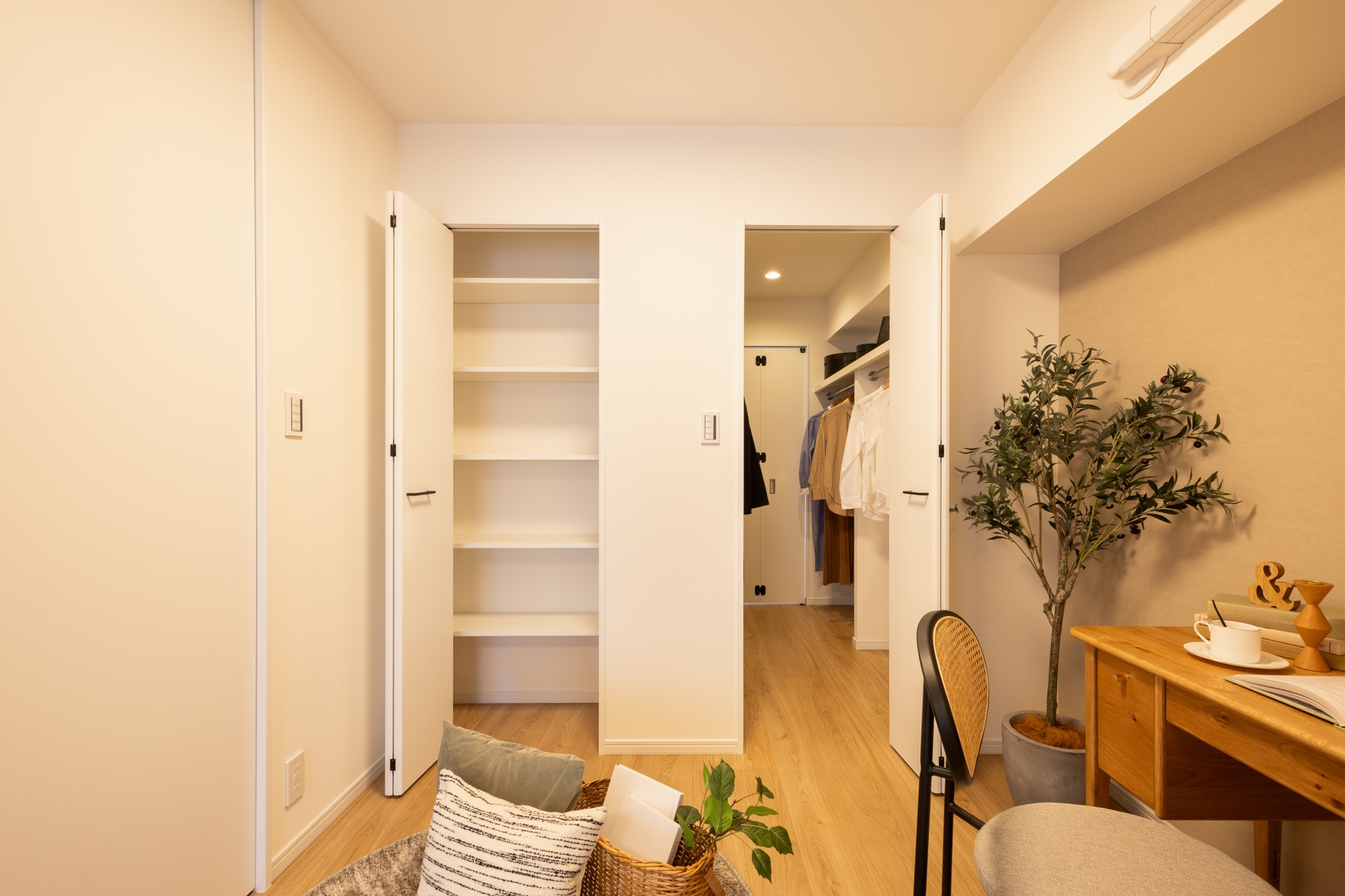 【居室】洋室(3)ウォークスルークロゼットへ直結しており、日々の生活の時短に繋がります。(2026年4月)