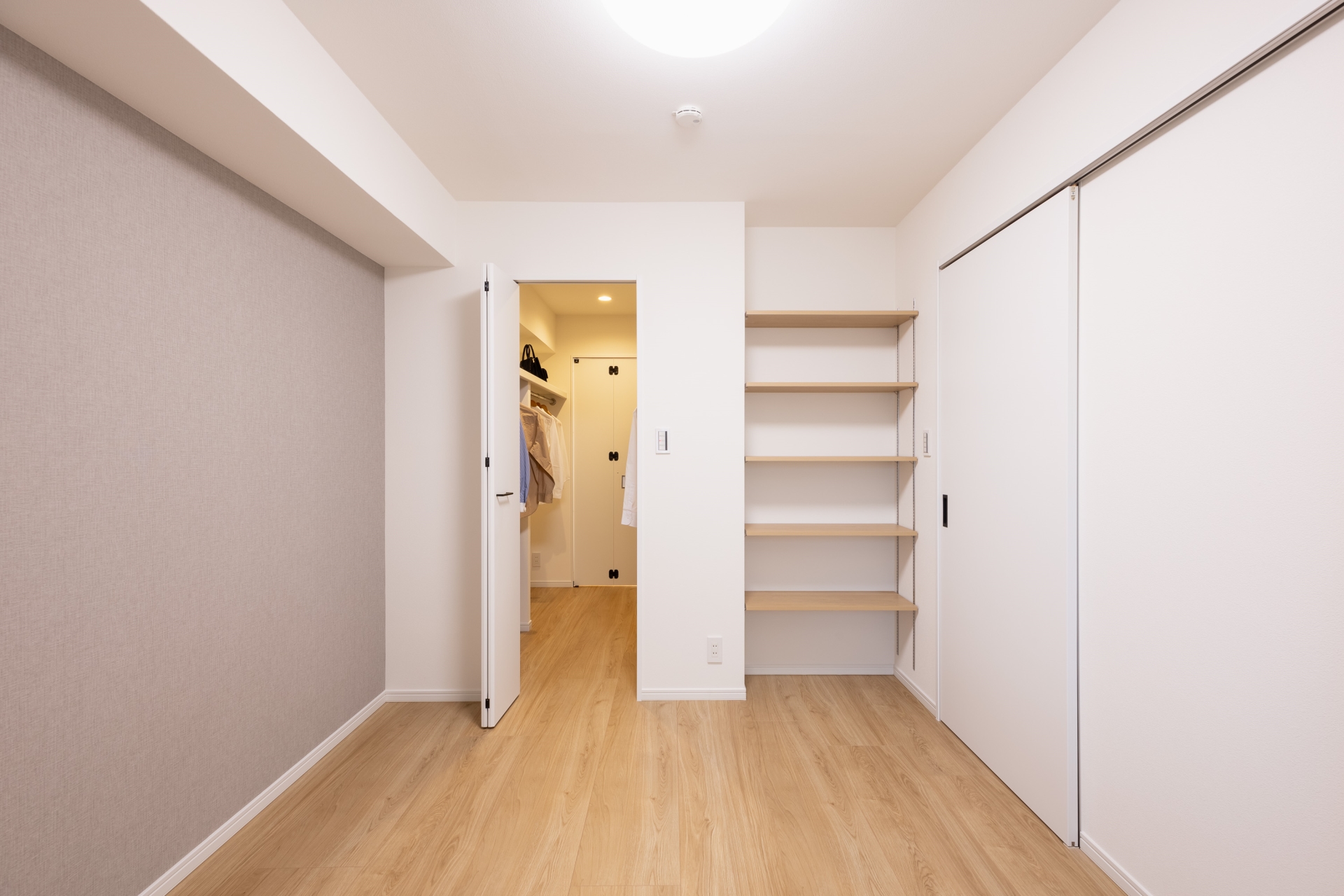 【居室】洋室(1) ウォークスルークロゼットへ直通しており、壁にも棚を設置。収納を便利に使っていただけます。(2026年4月)