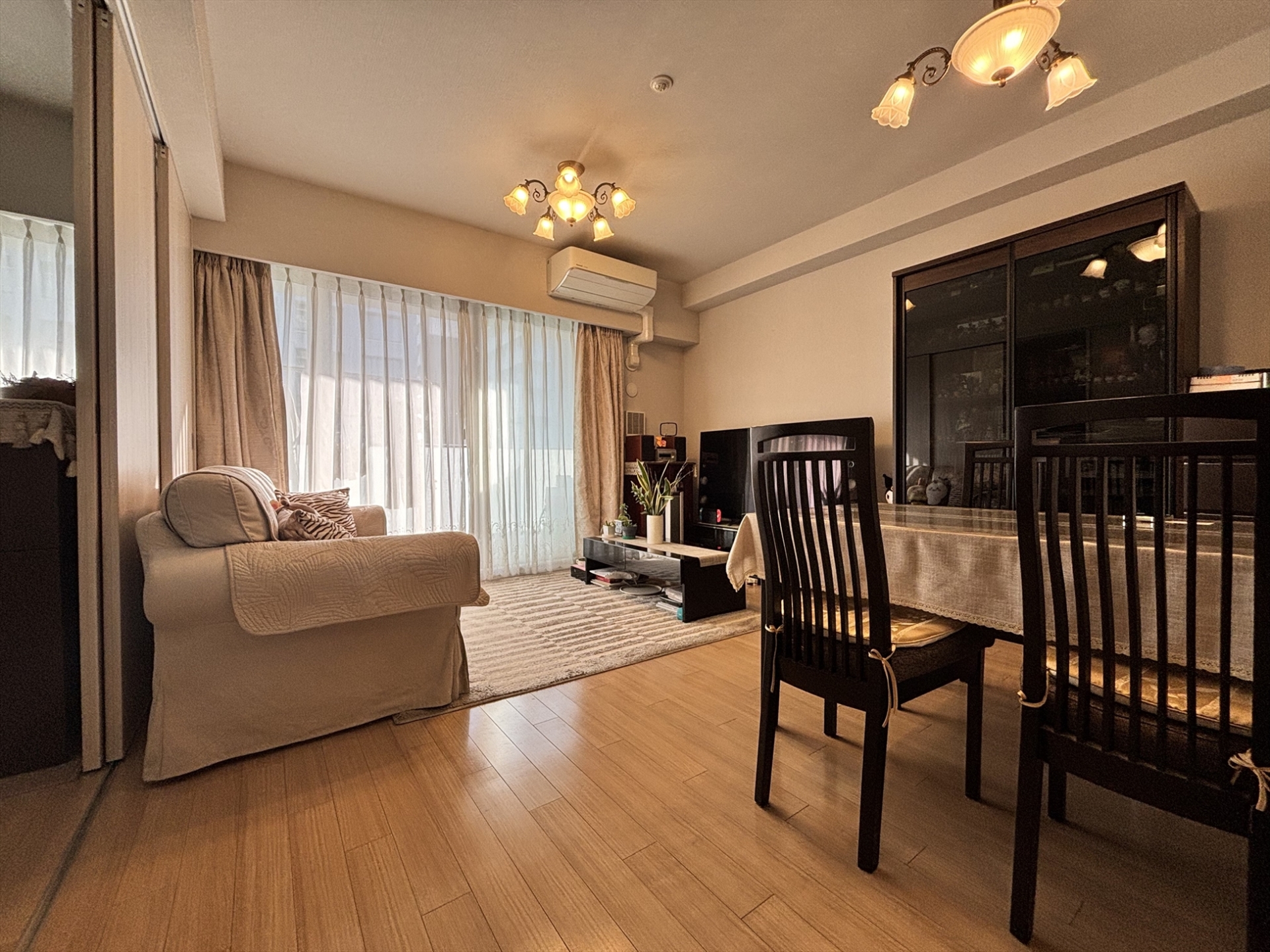 【リビング】14.5畳のLDK。様々な家具を置けるほど広々としたスペースです。(2026年2月)