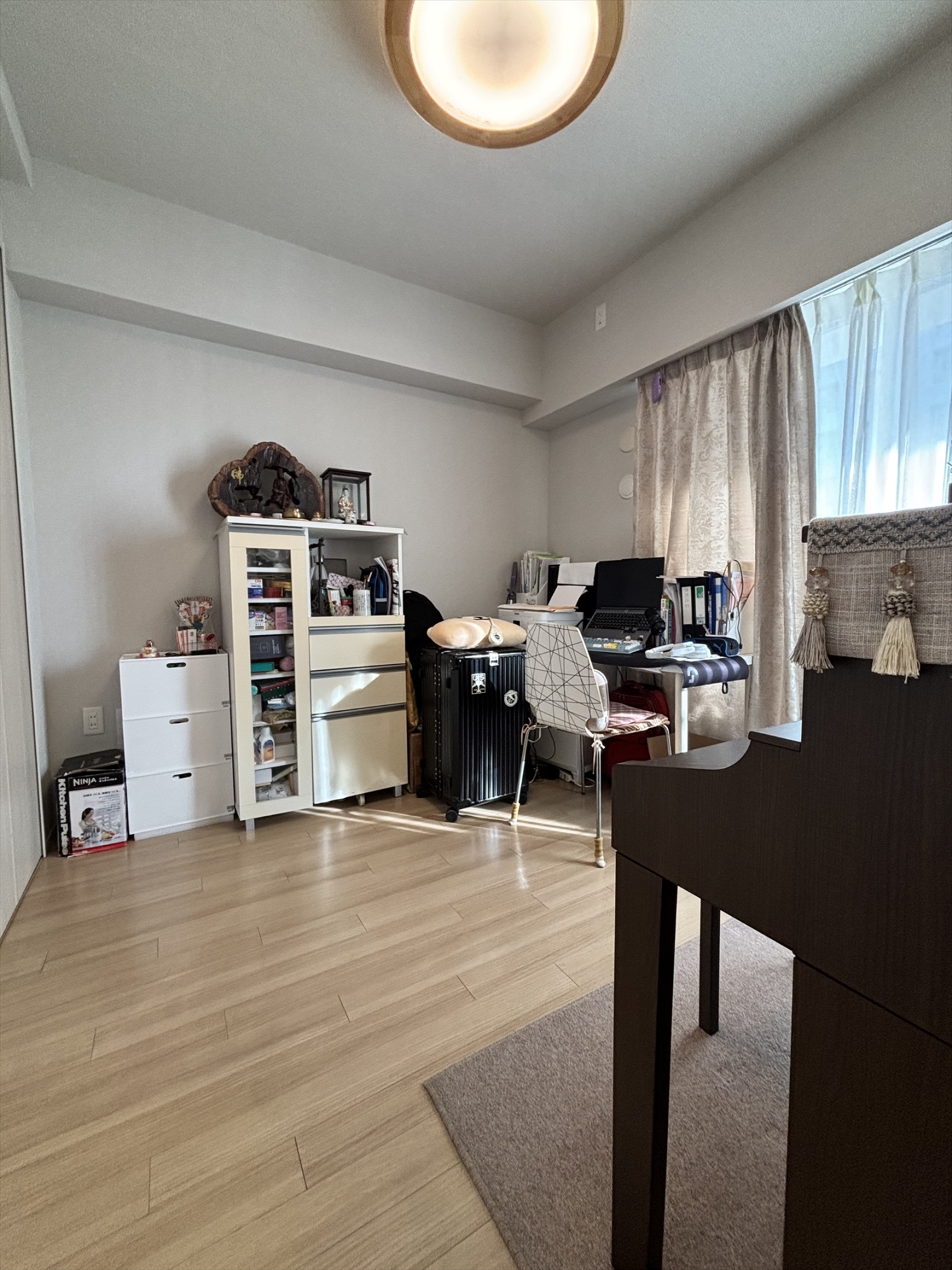 【居室】洋室(2)。引き戸を開放すれば19.5畳のリビングとしてもご利用可能です。(2026年2月)