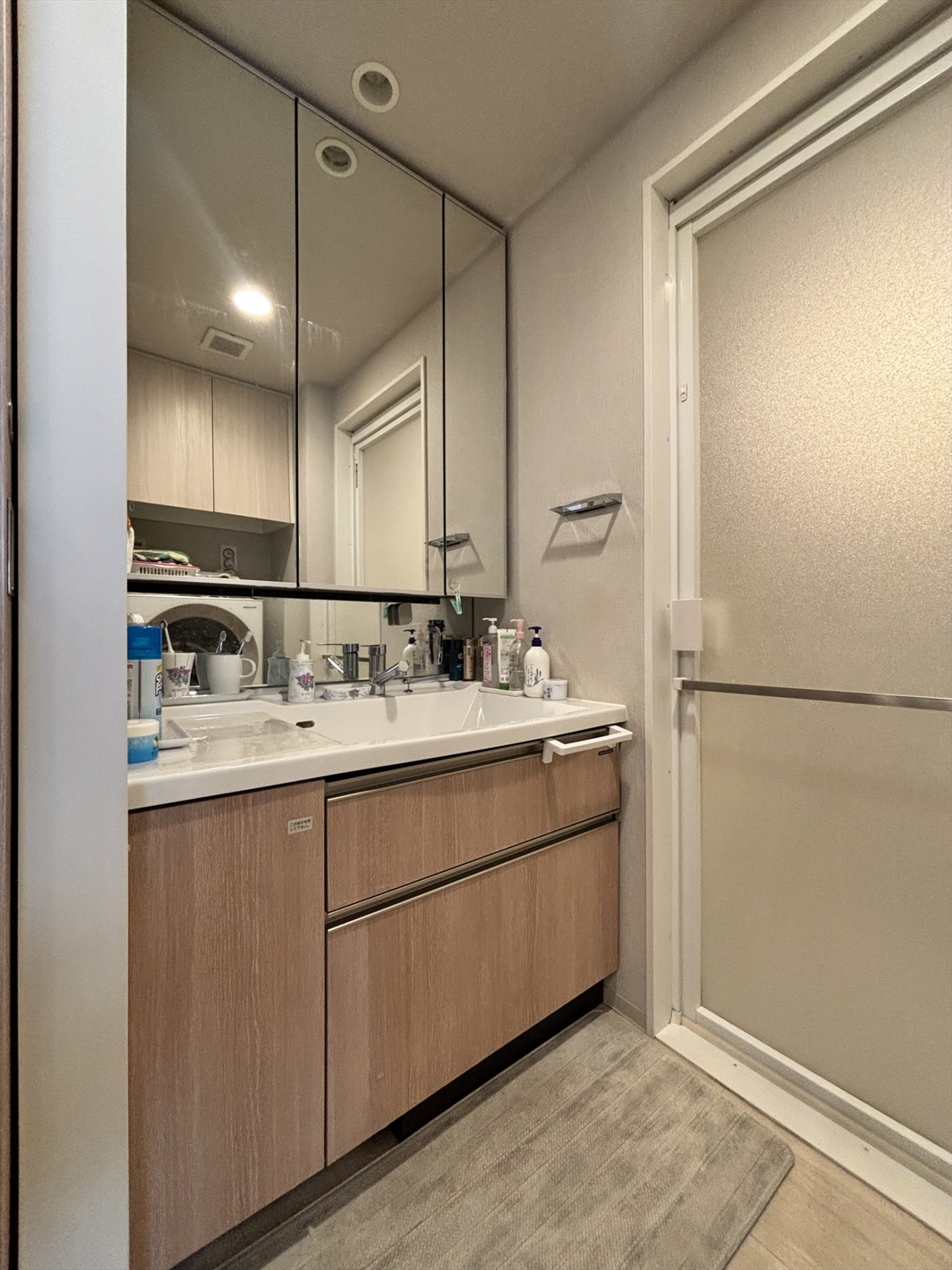 【洗面台・洗面所】洗面台は右にシンクを寄せた「偏芯ボウル」で物を置きやすくなっております。(2026年2月)