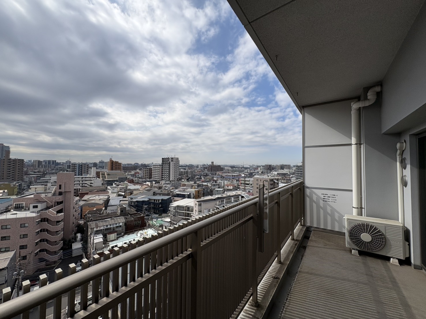 【バルコニー】トールタイプの隔て板でプライベート感を演出するバルコニー。(2026年2月)