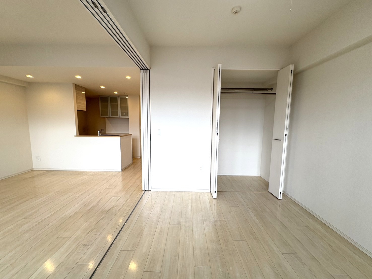 【居室】リビング横の洋室(3)には、奥行約90cm、2本のパイプがついた「FUTON収納」があります。(2026年2月)