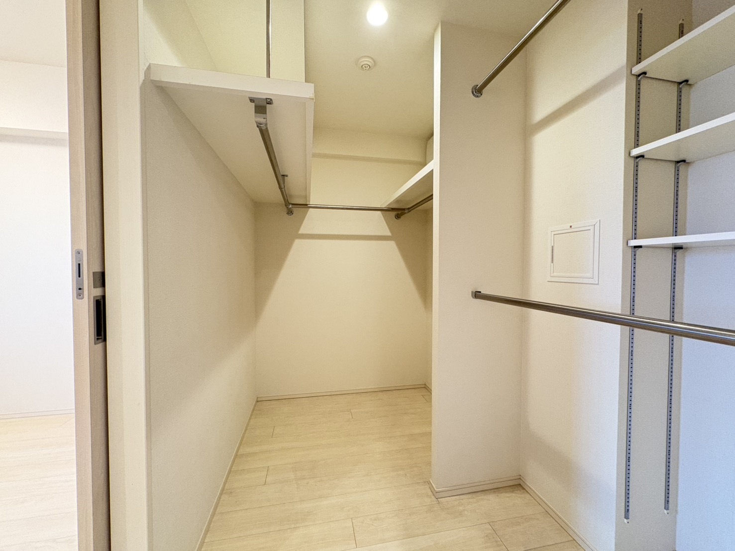【収納】洋室(1)と廊下両方から入れる2.8畳のマルチクロゼット。様々なタイプのものが仕舞えます。(2026年2月)