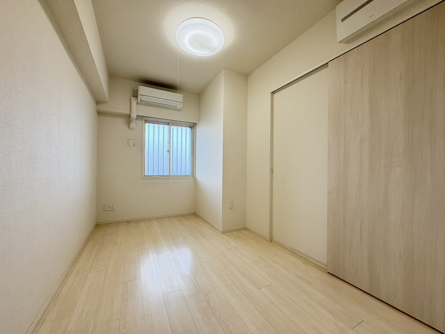 【居室】洋室(2)。北側の洋室2部屋は両方とも引き戸で広々とお使い頂けます。(2026年2月)