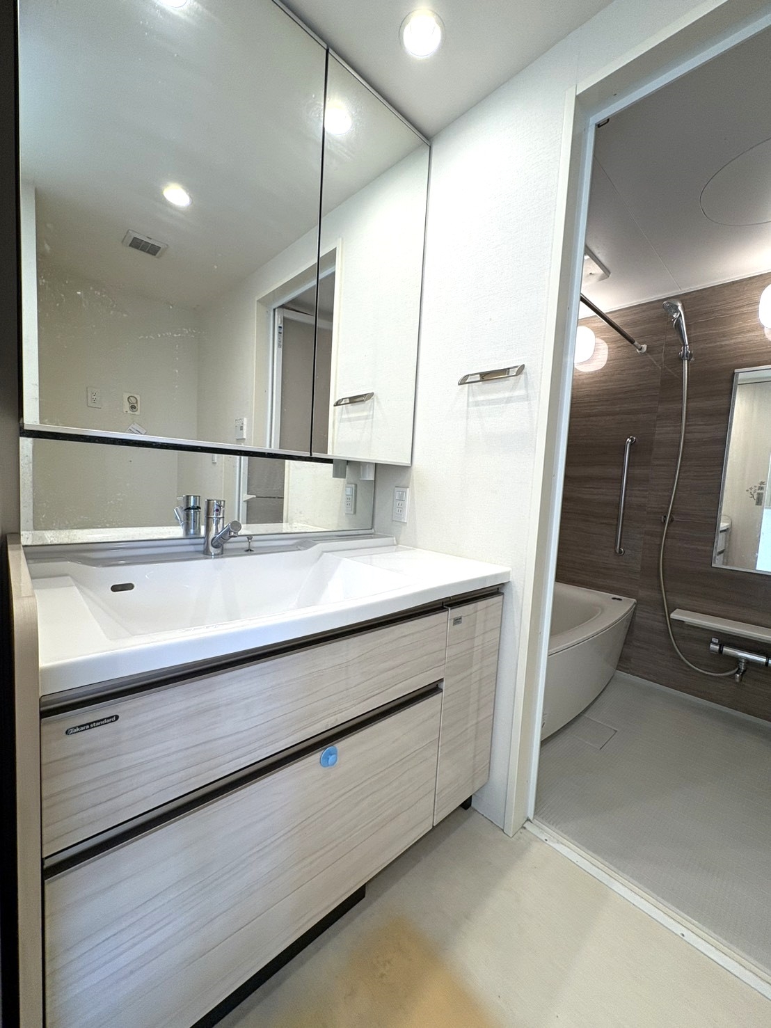 【洗面台・洗面所】お二人で並んでも使いやすい偏芯ボウルを採用。(2026年2月)