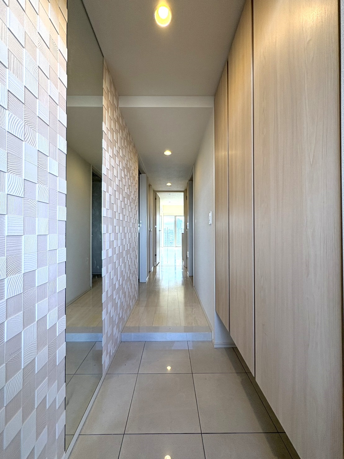 【玄関】調湿や消臭効果のあるエコカラットや姿見がついた玄関。(2026年2月)