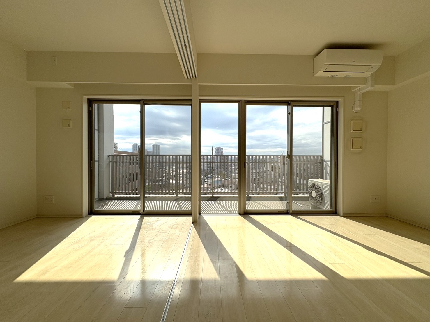 【リビング】最上階南向きならではの日当たり、眺望が魅力です。(2026年2月)