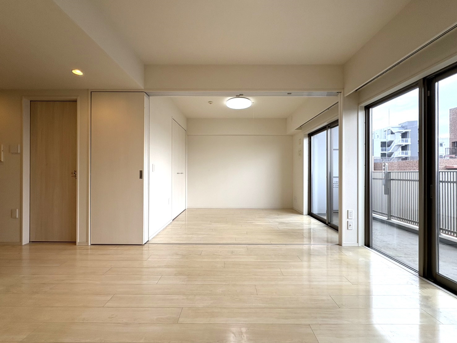 【リビング】洋室(3)の引き戸を開けば18.4畳のLDKとしてもご利用可能です。(2026年2月)