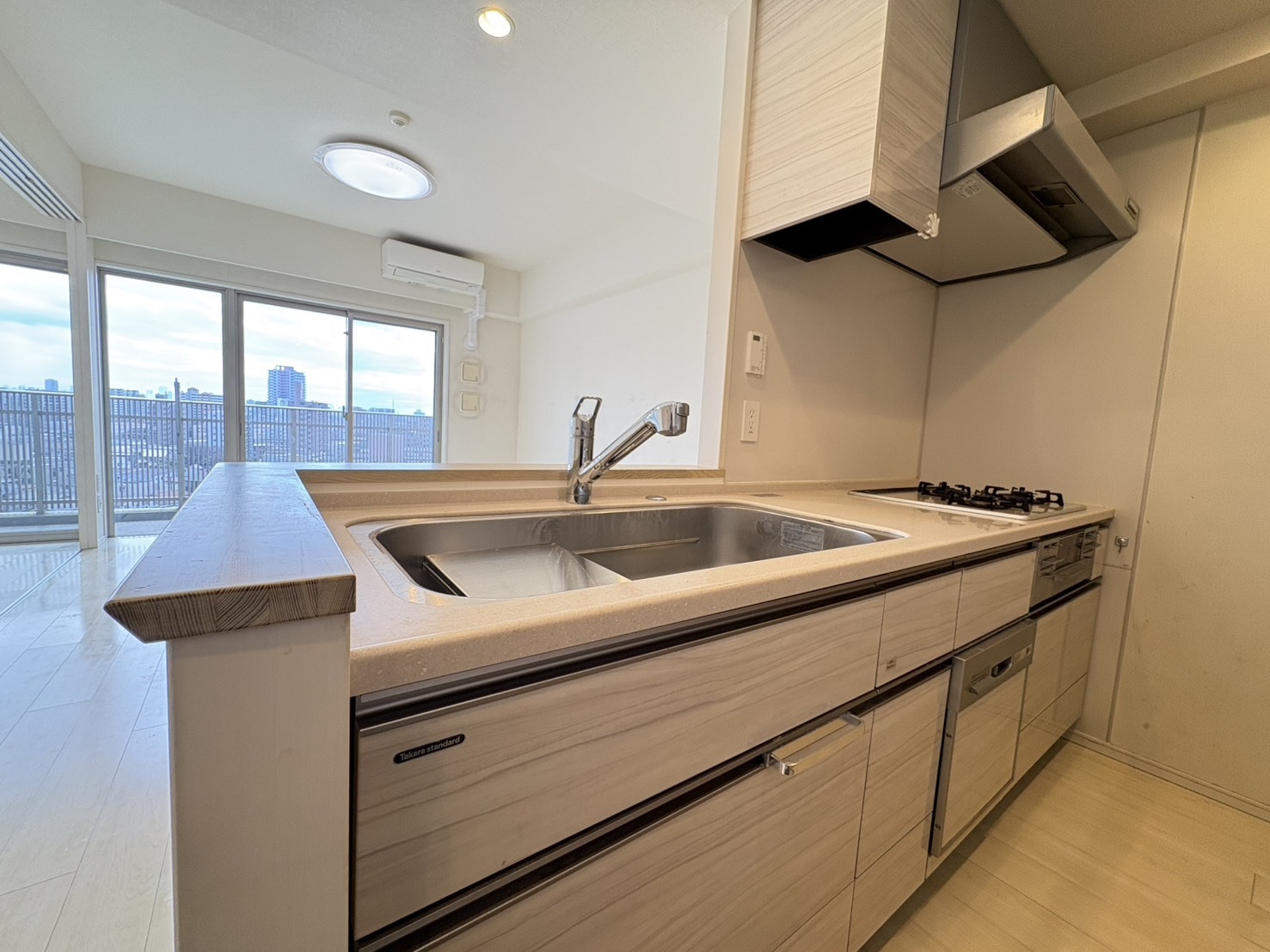 【キッチン】カウンタータイプのキッチン。3口ガスコンロ、食洗機付きです。(2026年2月)