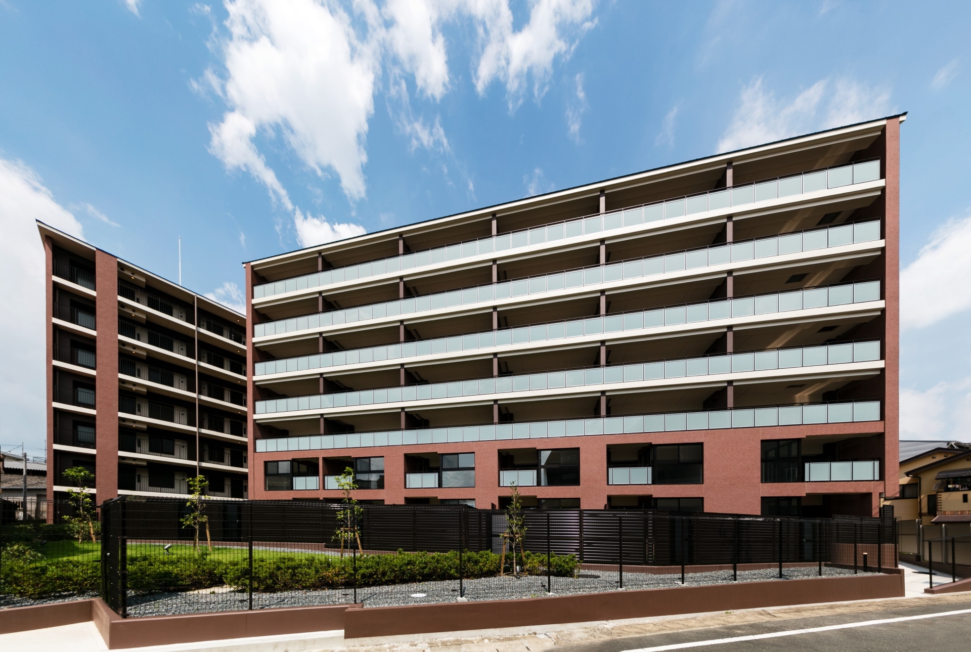 【外観】千年を超える歴史を受け継ぐ街並と調和する、風格あるたたずまい。(2017年9月)