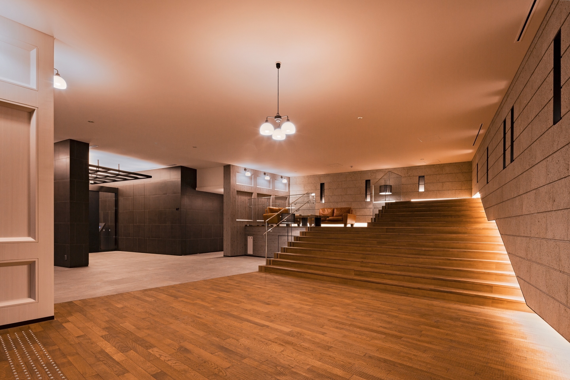 【エントランス】大開口から差し込む光と緑でやわらかい雰囲気の空間を創る。(2017年9月)