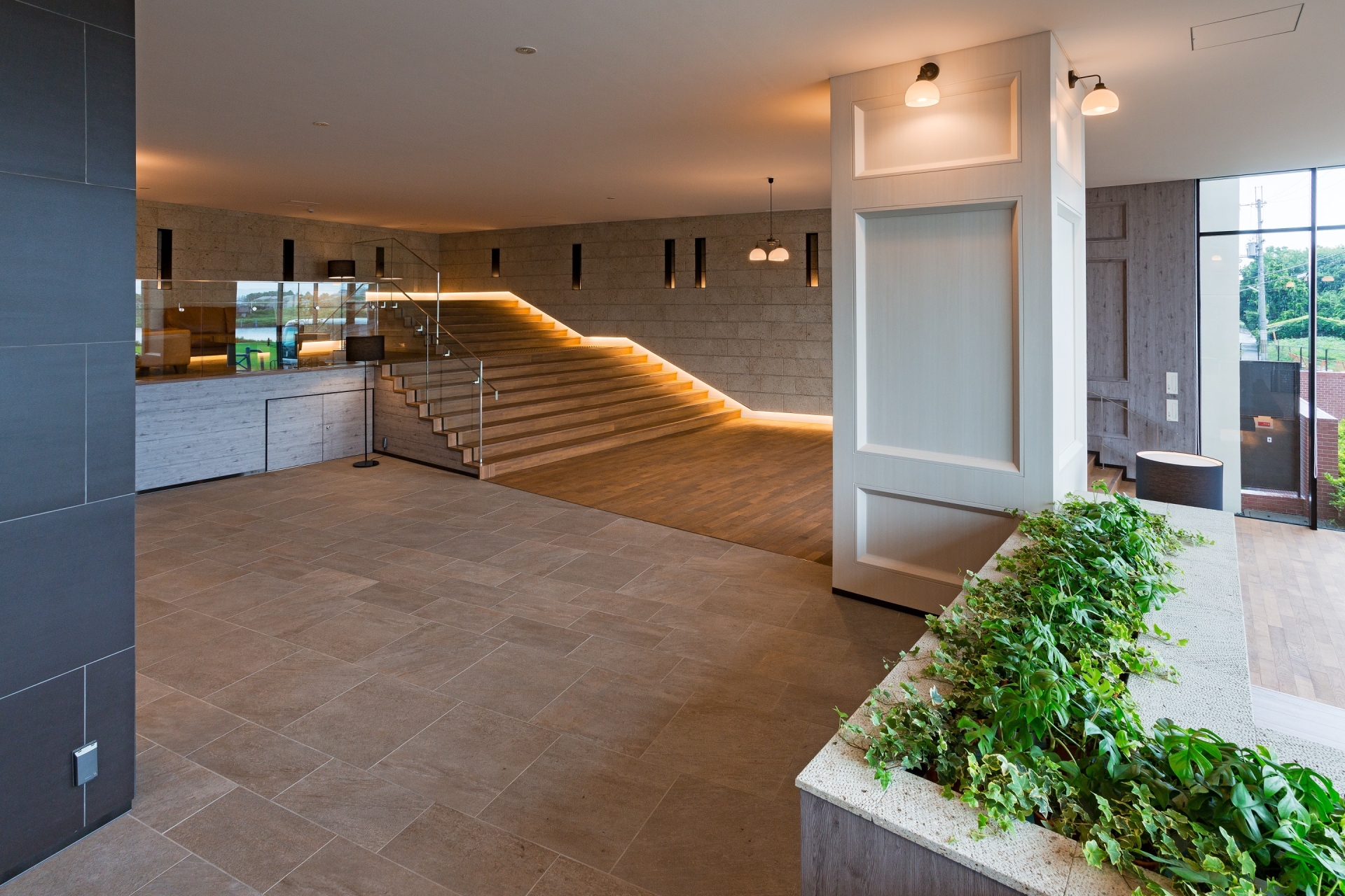 【エントランス】暖かい陽射しが差し込み、四季のうつろいとともに多世代がくつろげる空間。(2017年9月)