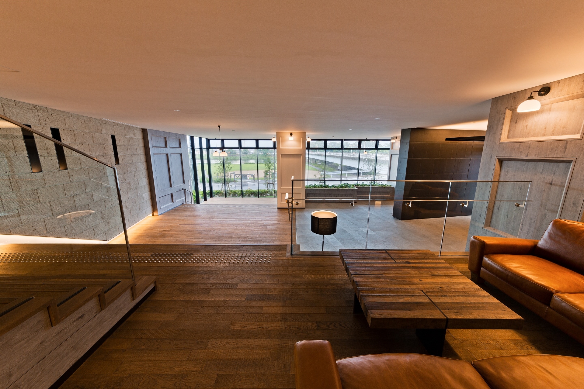 【エントランス】エントランスホール大階段の先にはほっと一息つくことのできるラウンジスペースも。(2017年9月)