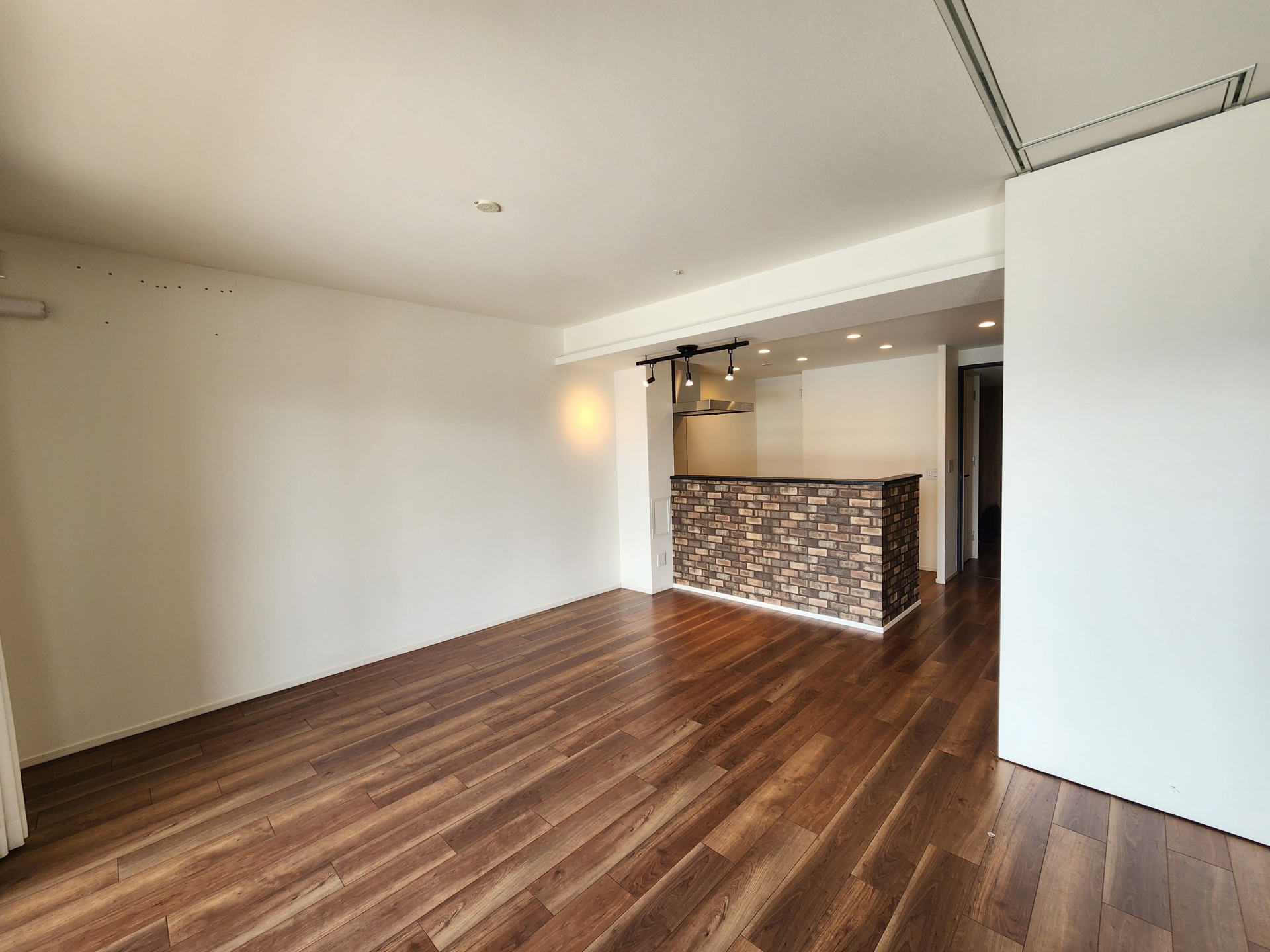 【リビング】LDK約13.6帖。LDには床暖房を装備。足元からお部屋全体を暖めてくれます。(2026年3月)