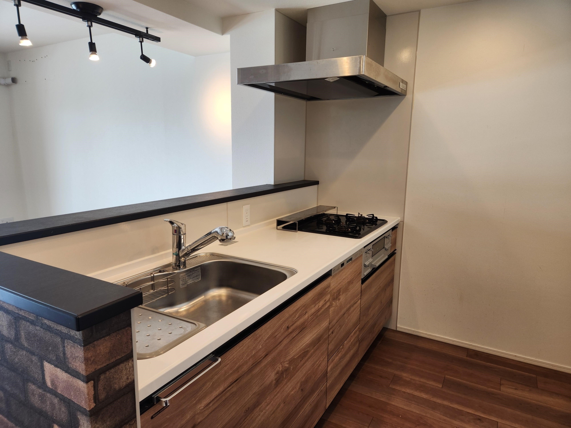 【キッチン】食器類の後片付けをサポートしてくれる食器洗い乾燥機を装備。家事時間を短縮してくれます。(2026年3月)