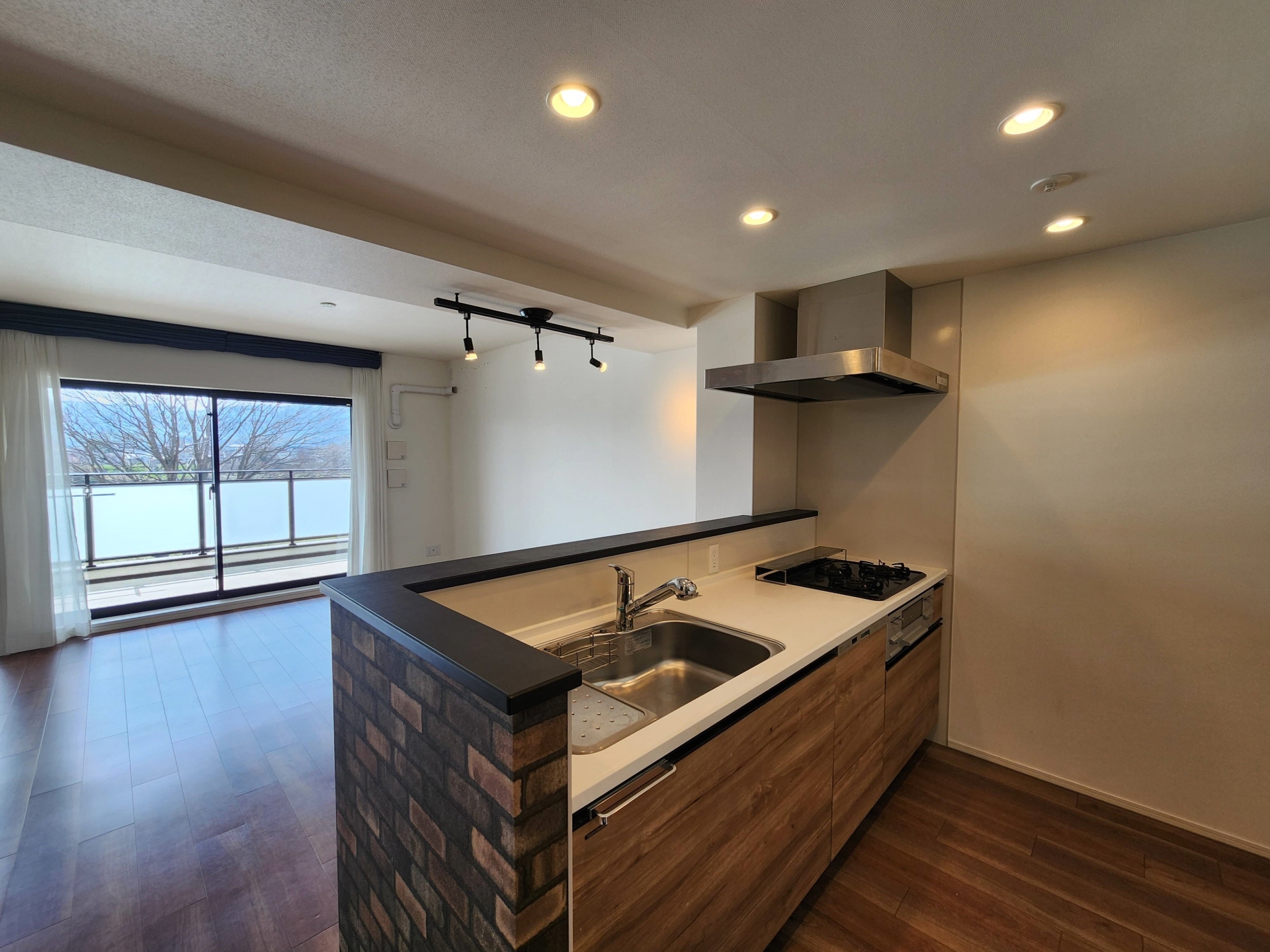 【キッチン】対面式キッチンなら、お子様の様子を見たり、家族の会話を楽しみながら料理や洗い物をすることが可能です。(2026年3月)