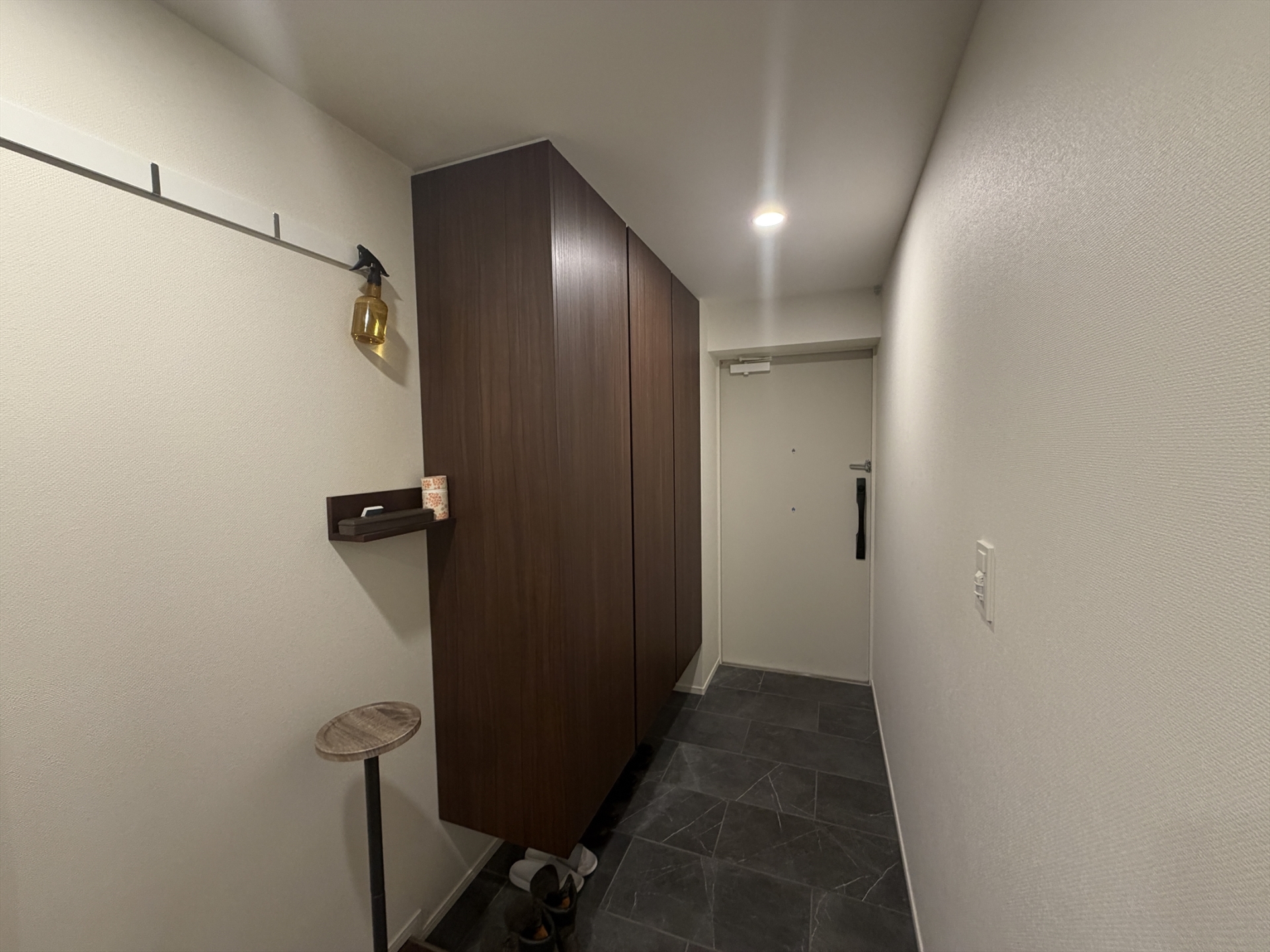 【玄関】高さのあるシューズボックスを備えており、十分な収納力があります。(2026年2月)