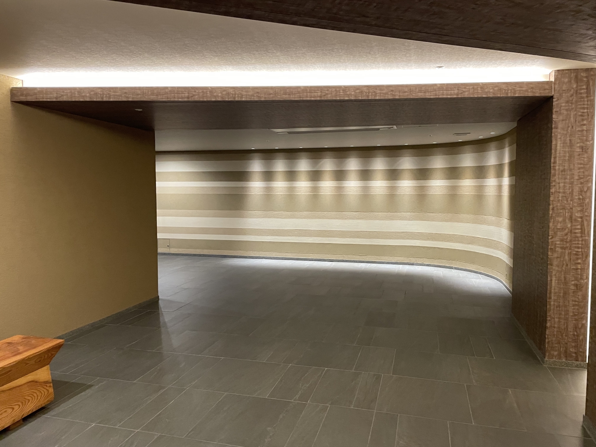 【エントランス】重厚感のあるエントランス。(2023年8月)