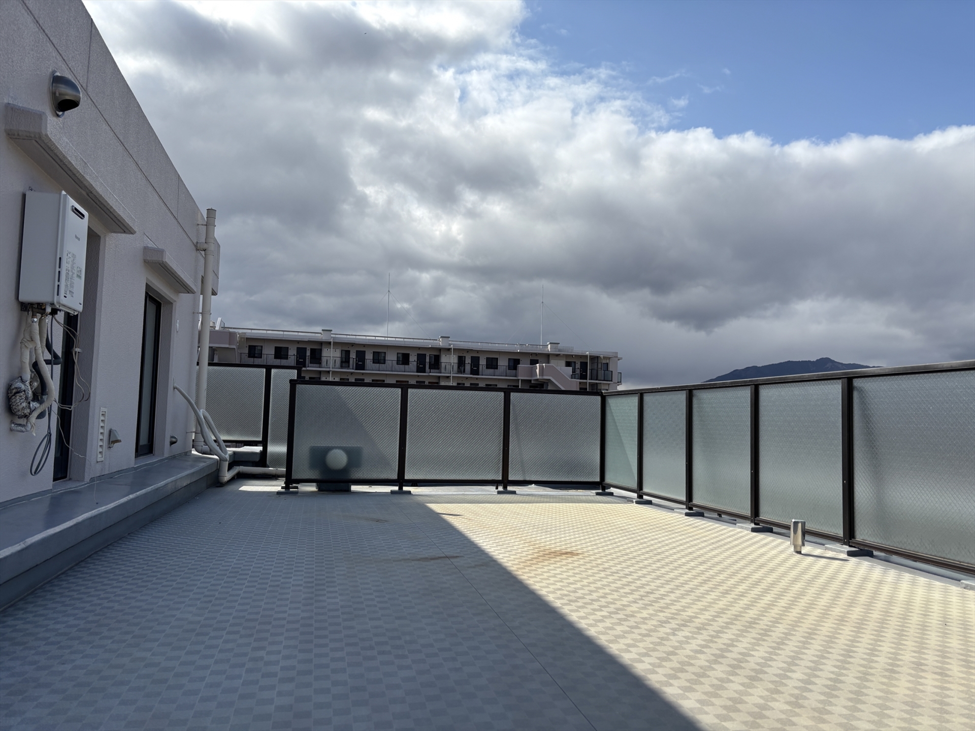 【バルコニー】ルーフバルコニー。東から西向き。(2026年3月)