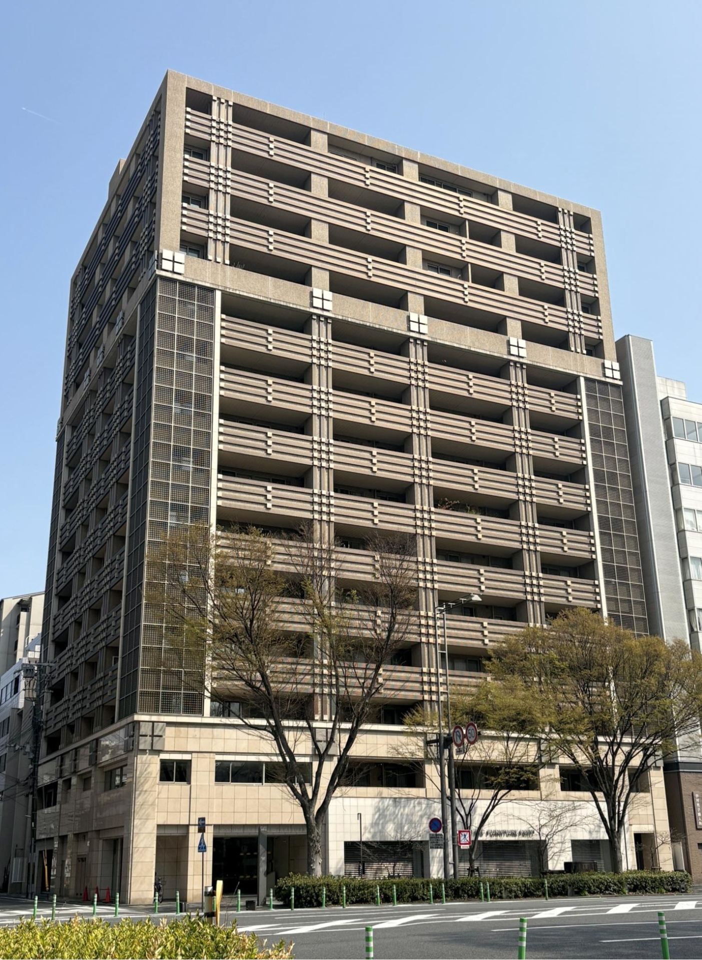 【外観】落ち着いた佇まいを添える石貼りの端正な外観(2026年4月)