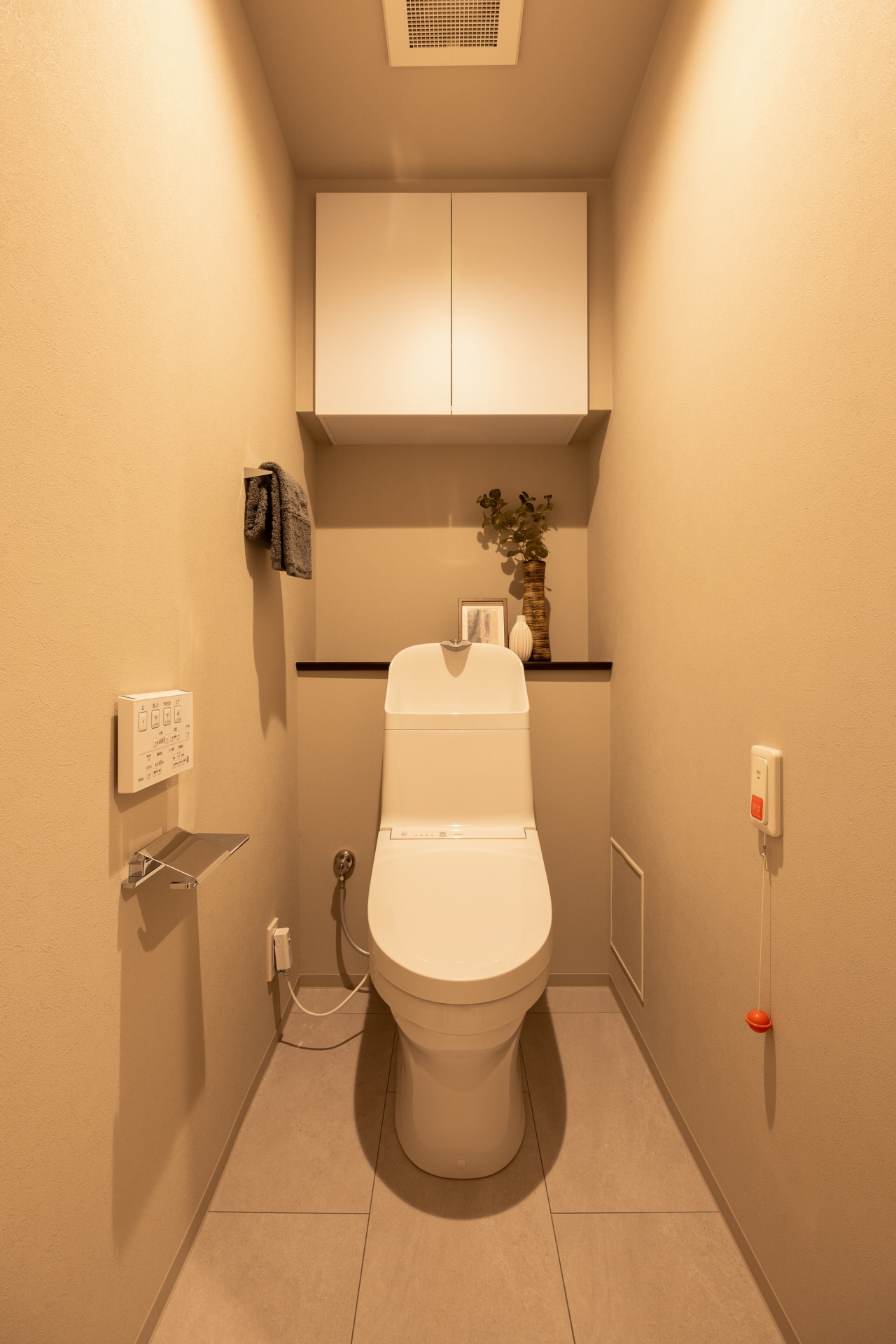 【トイレ】トイレ：扉付のトイレットペーパーがすっきり収まる上部収納付、絵などが飾れるカウンター付。(2026年5月)