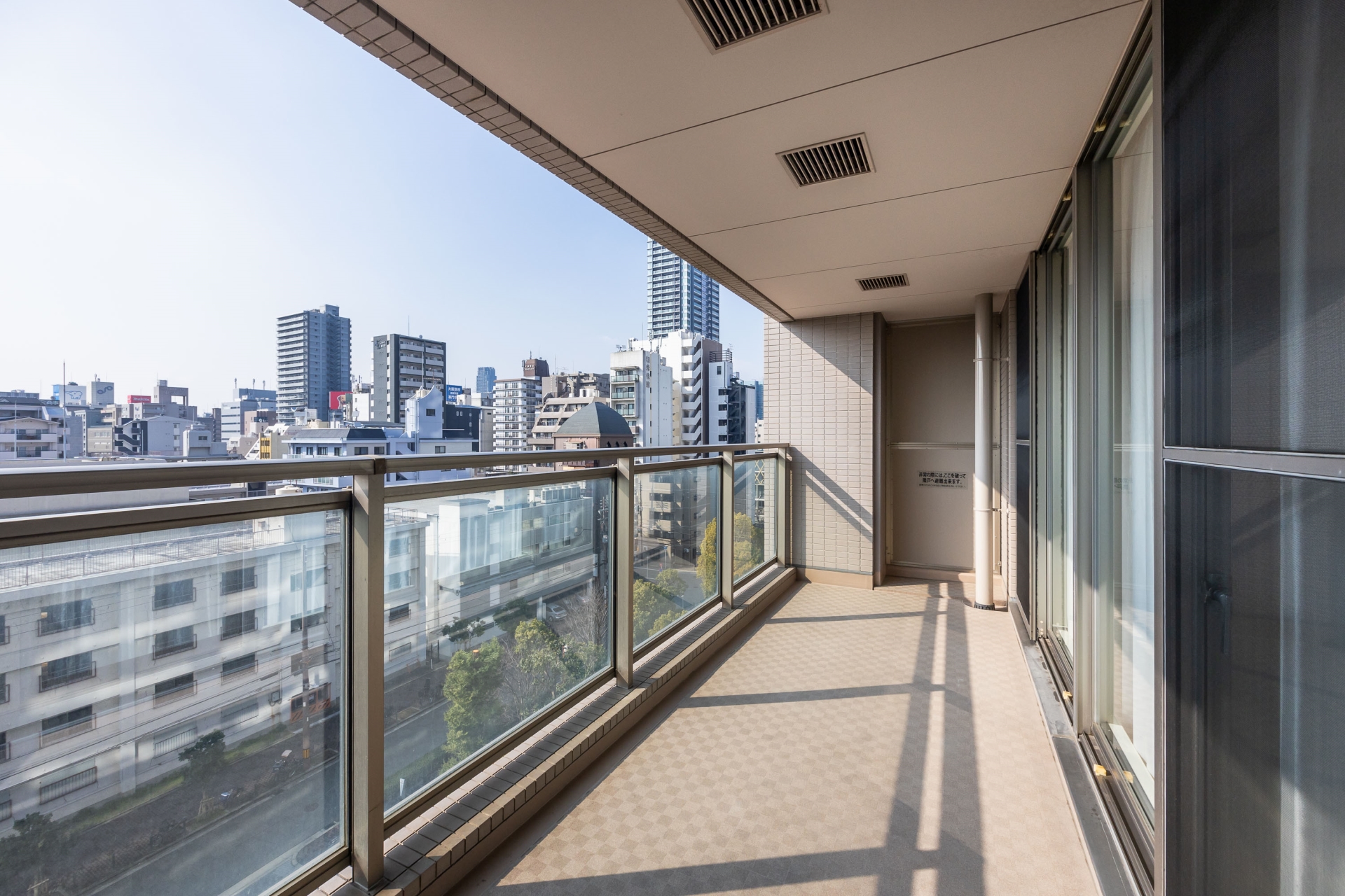 【バルコニー】バルコニー・南西方向の眺望：南向きで日当たりが良い住戸です。前面に高い建物がなく開放感があります。(2026年5月)
