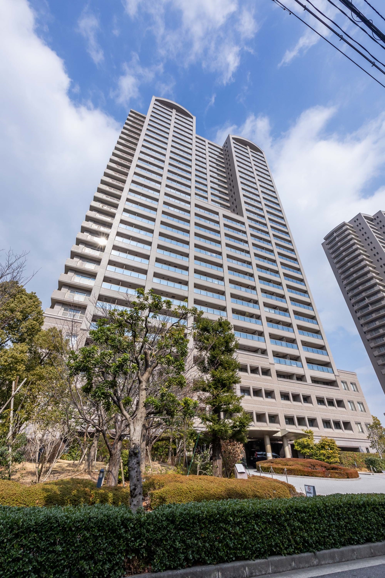 【外観】現地外観：地上31階建ツインタワーレジデンス。本件は西館です。(2026年5月)
