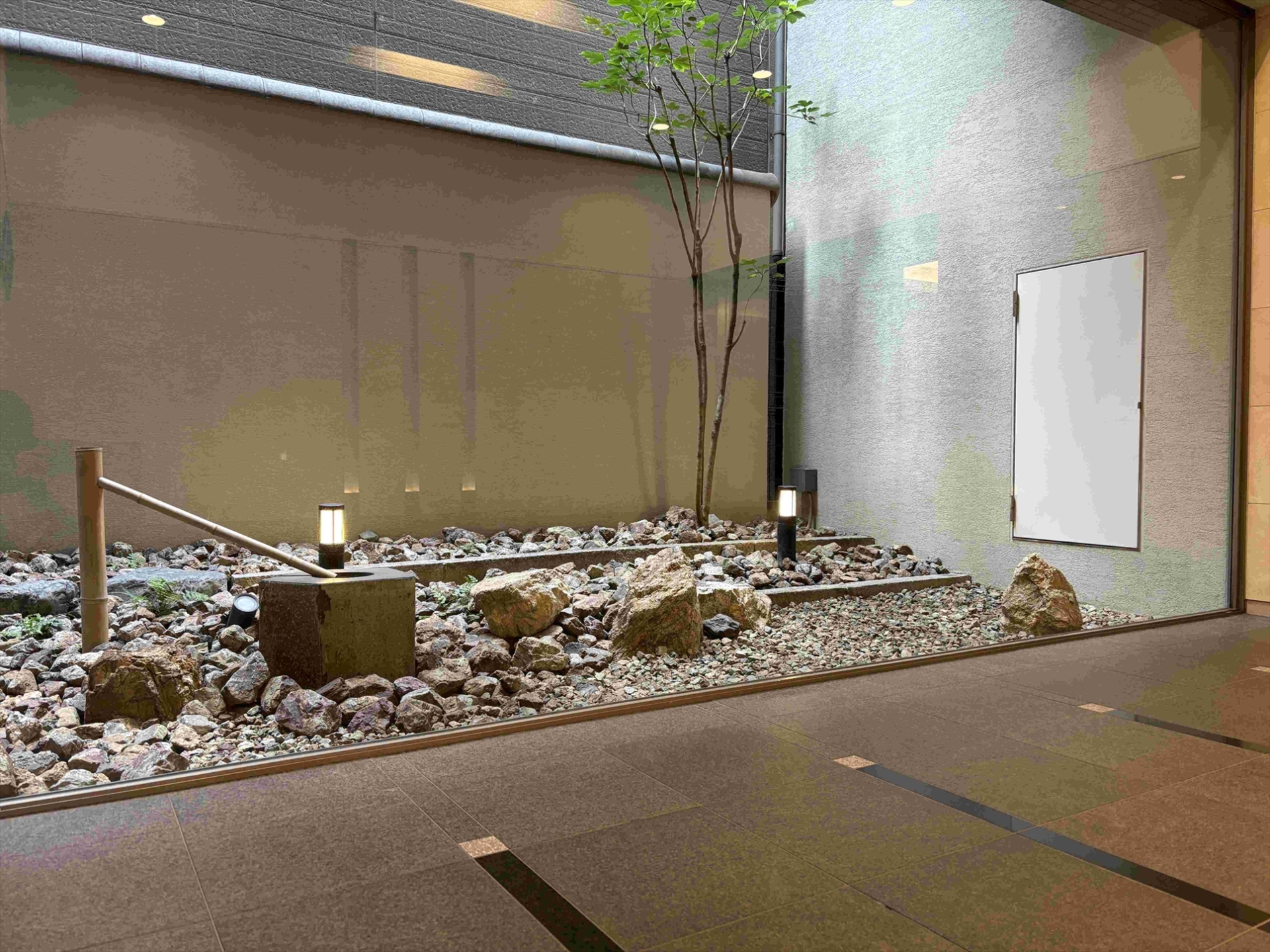 【その他共用部】エントランスホールの坪庭(2026年2月)