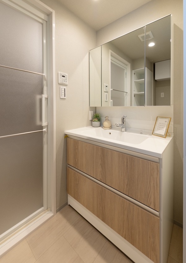 【洗面台・洗面所】可動棚付きで、収納力のある使い勝手の良い洗面室(2026年3月)