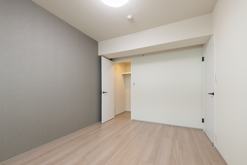 【居室】ベッドを置いても余裕のある、主寝室に適した洋室(2026年3月)