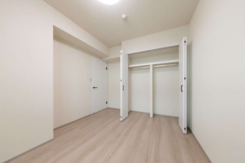 【居室】収納付きで、在宅ワークや趣味部屋にも便利な一室(2026年3月)