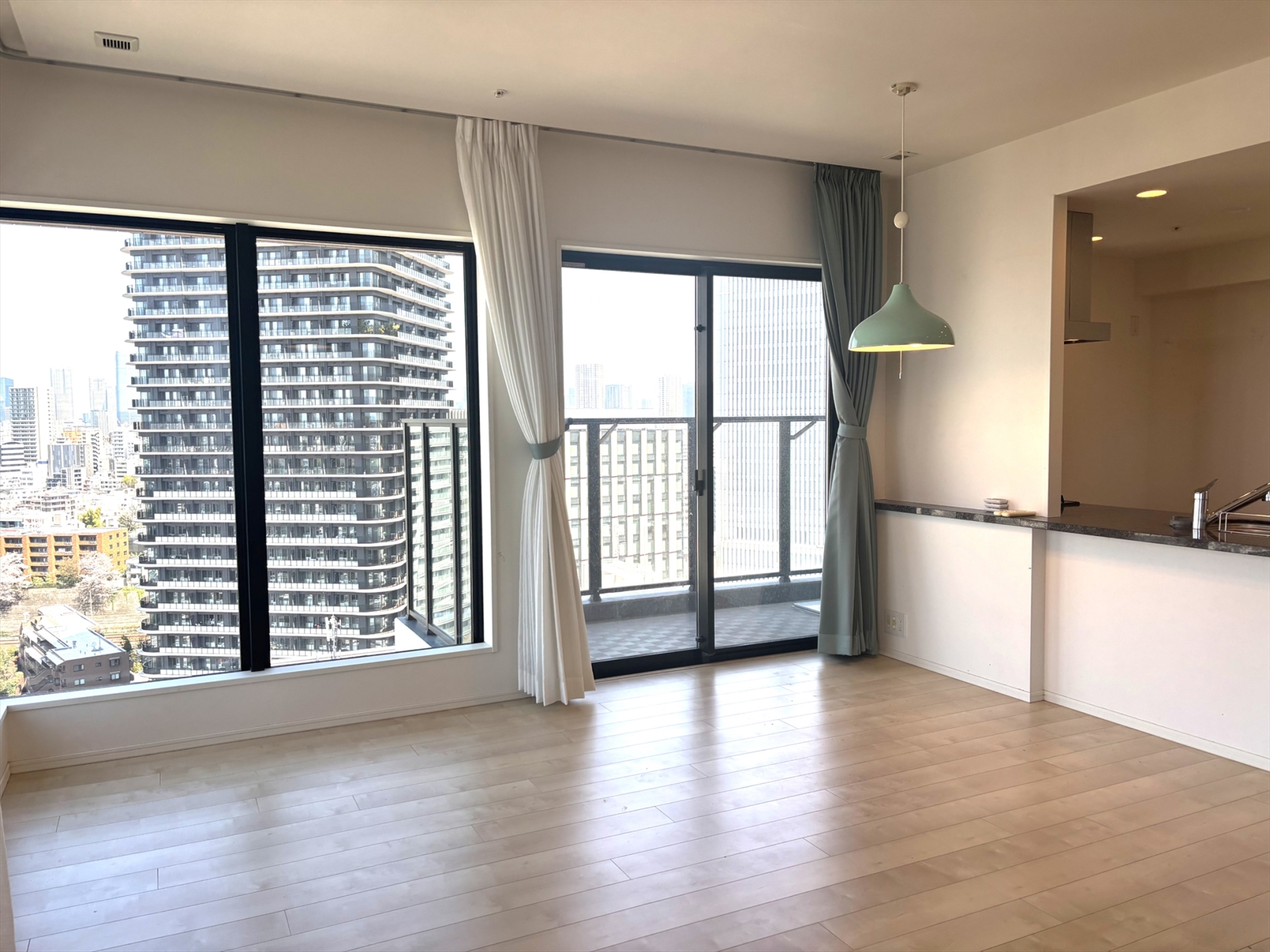 【リビング】22階　北東角住戸　LDから目黒川の桜並木が見れます。(2026年4月)