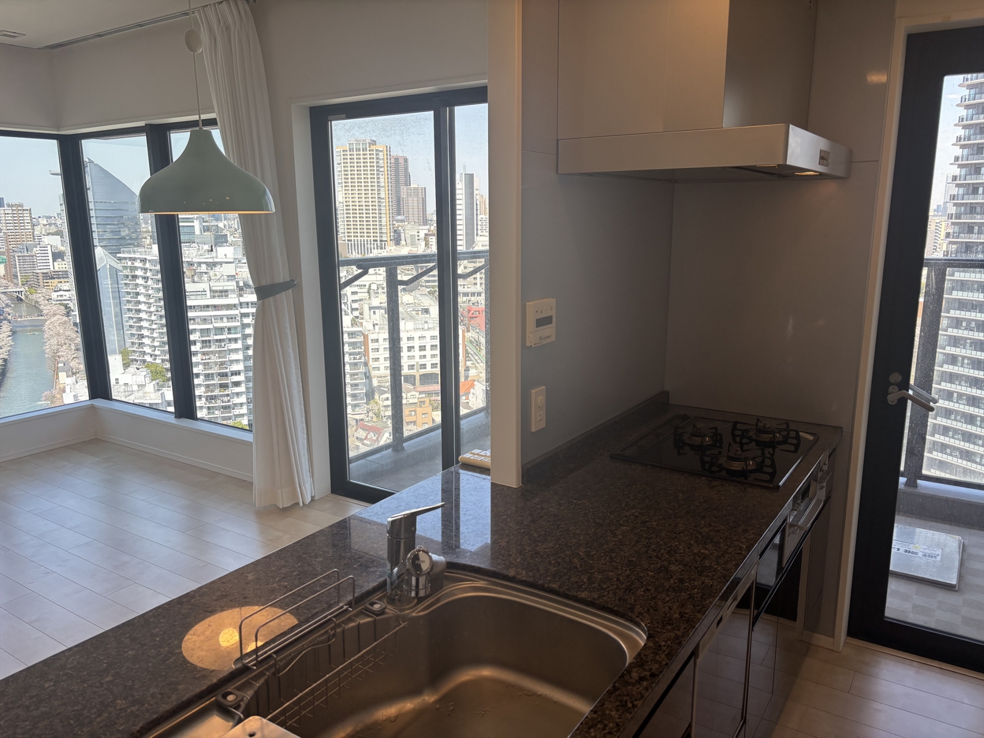 【キッチン】キッチンには扉がありバルコニーに出られます。(2026年4月)