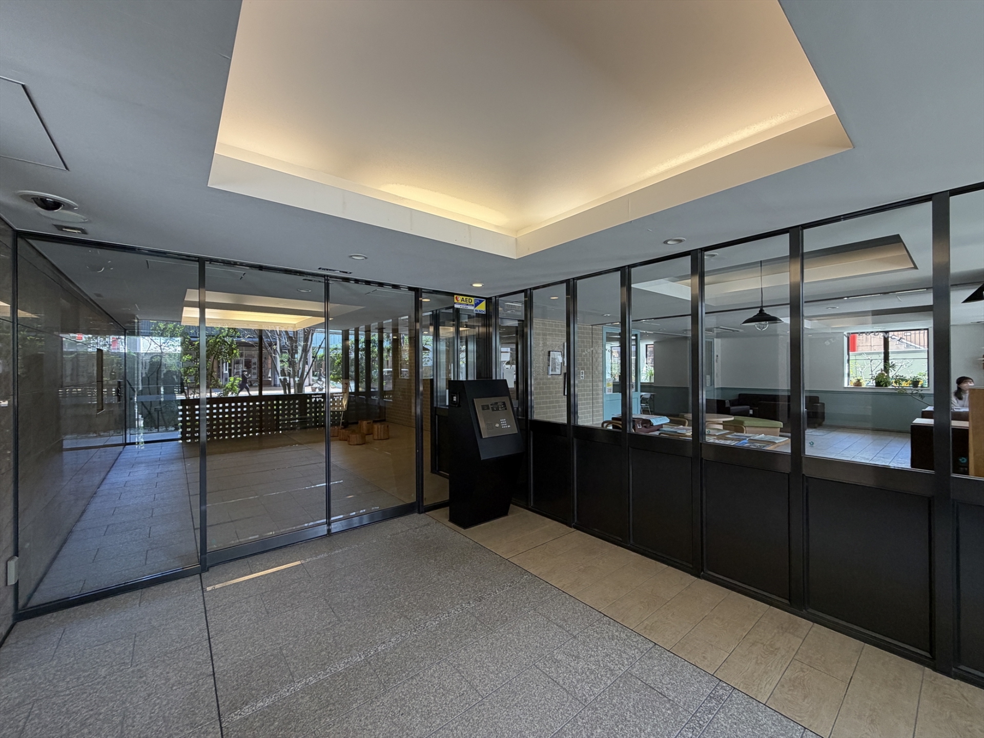 【エントランス】エントランスはダブルオートロック仕様。帰宅時も安心してお過ごしいただける住環境です。(2026年4月)