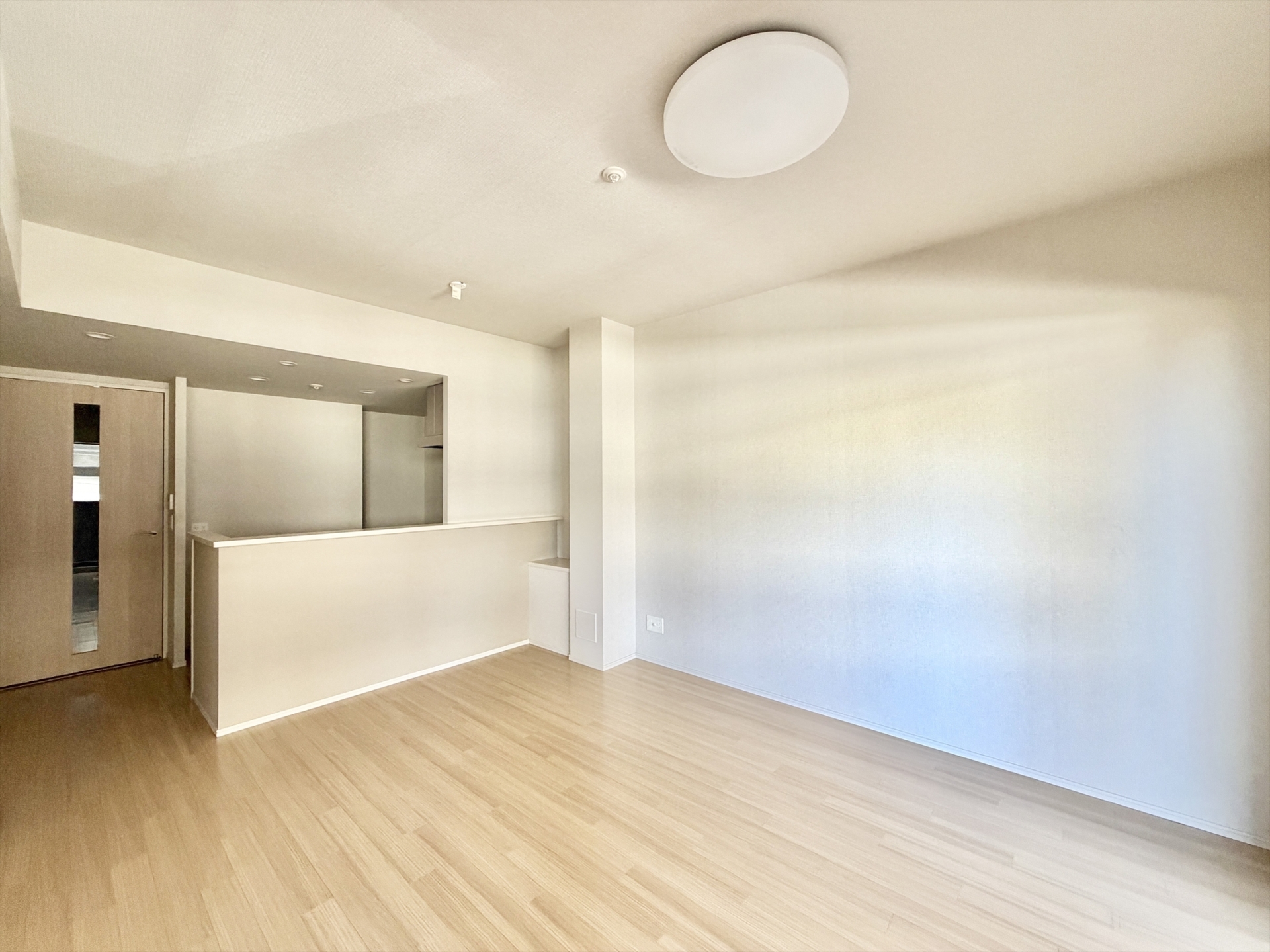 【リビング】アースカラーを基調としたLDKのため、家具なじみのしやすい空間です。(2026年4月)