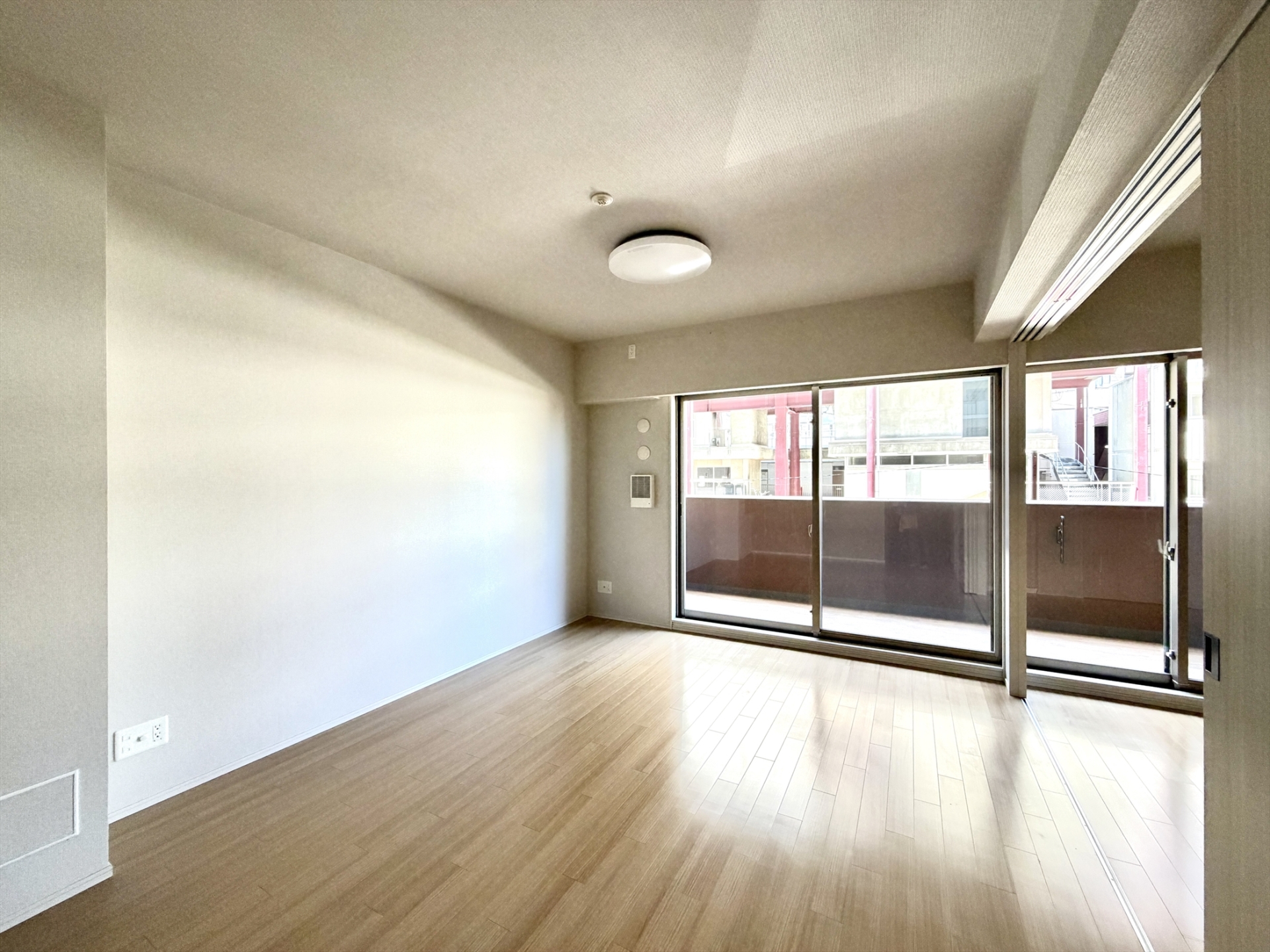 【リビング】リビング部分には床暖房が完備され、快適にお過ごしいただけます。(2026年4月)