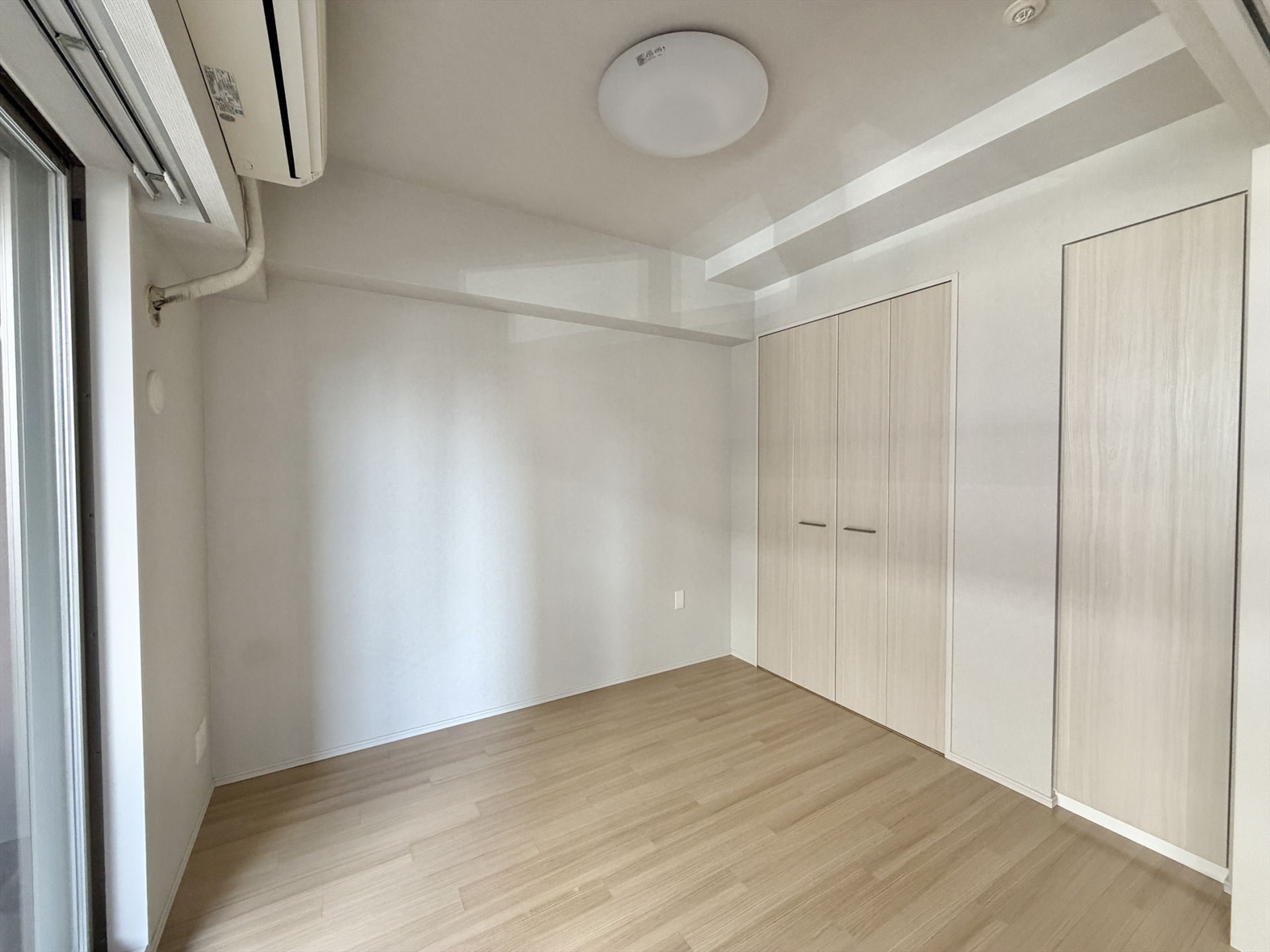 【居室】LDKに隣接する洋室。FUTON収納完備のため、大きな荷物も収納可能です。(2026年4月)