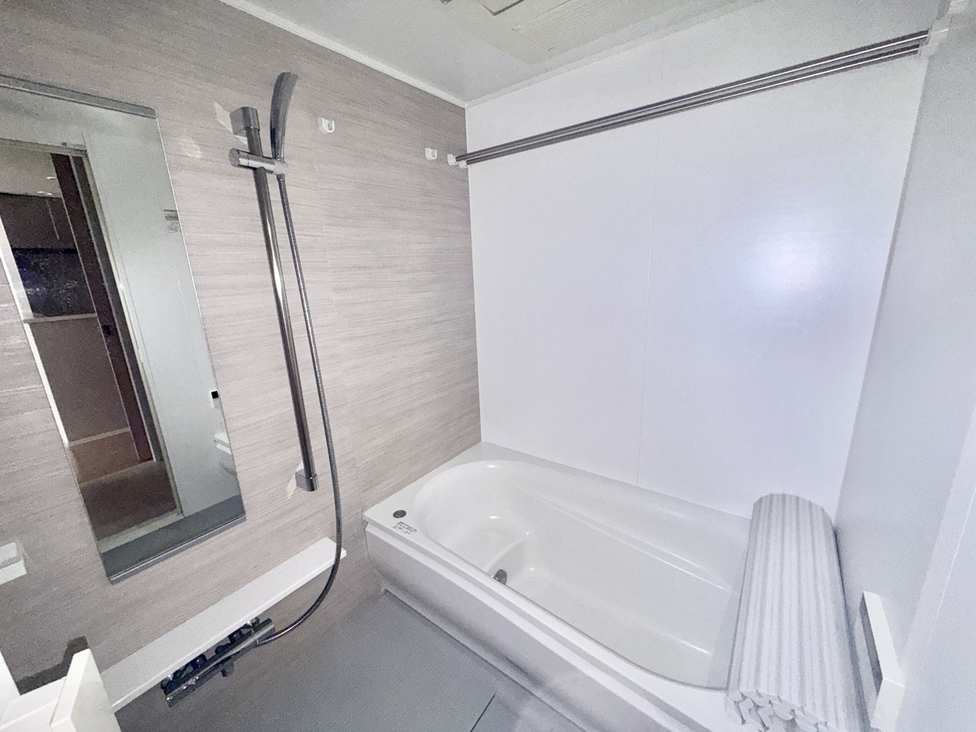 【浴室】1418サイズの浴室。足を伸ばしてゆっくりとした時間を過ごせます。(2026年4月)