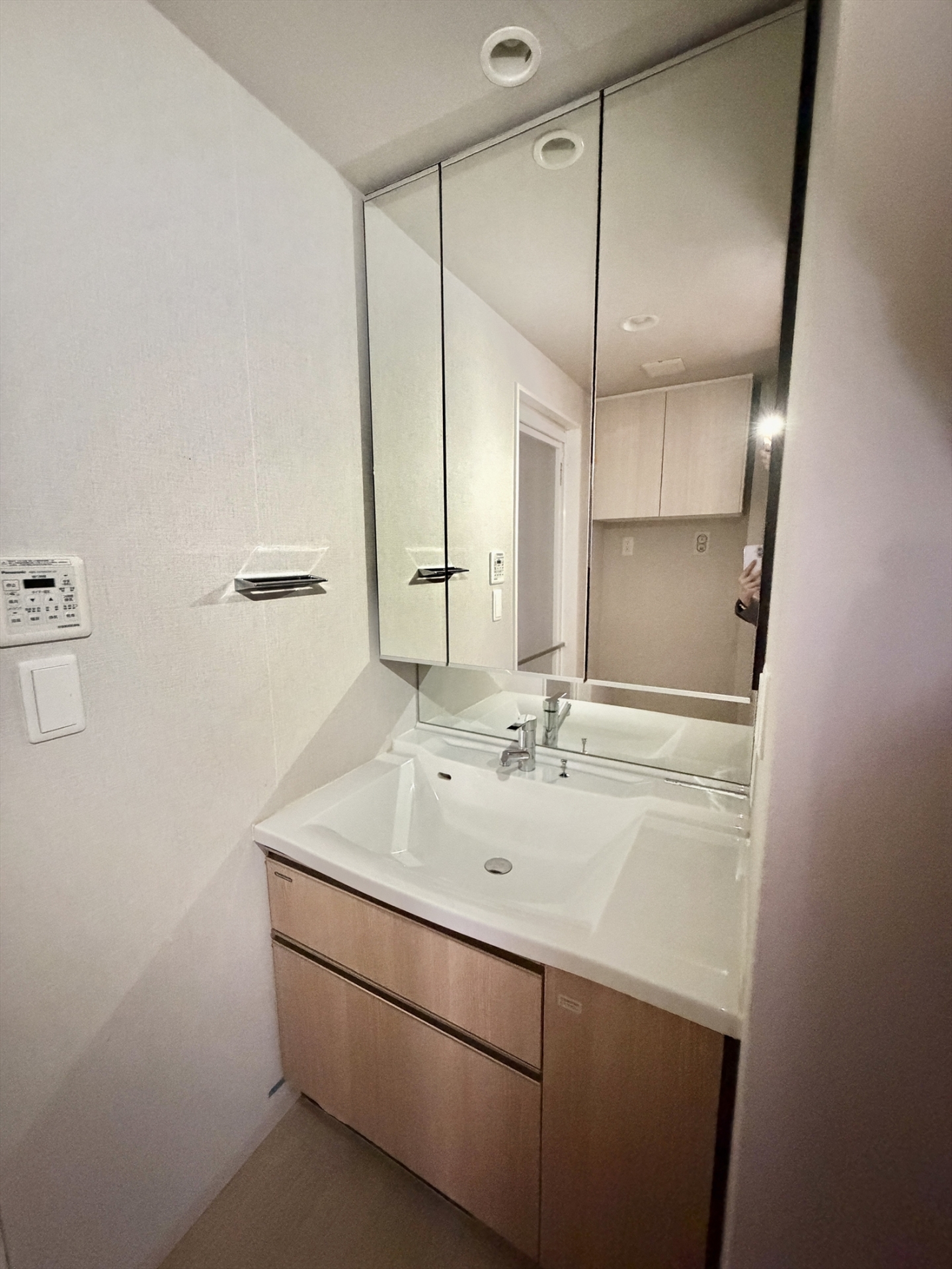 【洗面台・洗面所】鏡裏収納を完備した洗面所。細かい物もすっきりと収まります。(2026年4月)