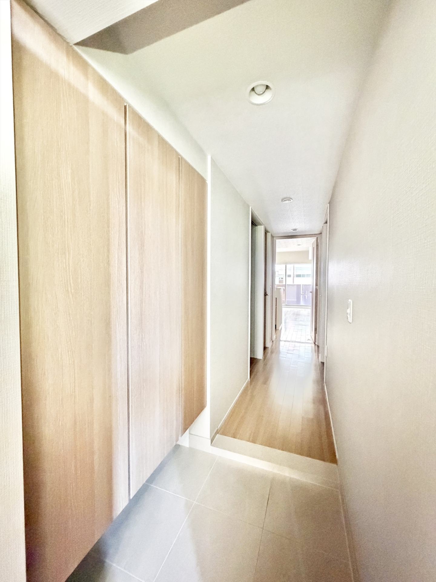 【玄関】シューズボックスの下部には濡れた靴を一時的に収納できるスペースがあります。(2026年4月)