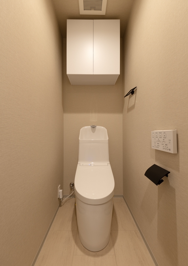 【トイレ】 温水洗浄機能付きトイレで、上には便利な収納棚も備えています。(2026年3月)