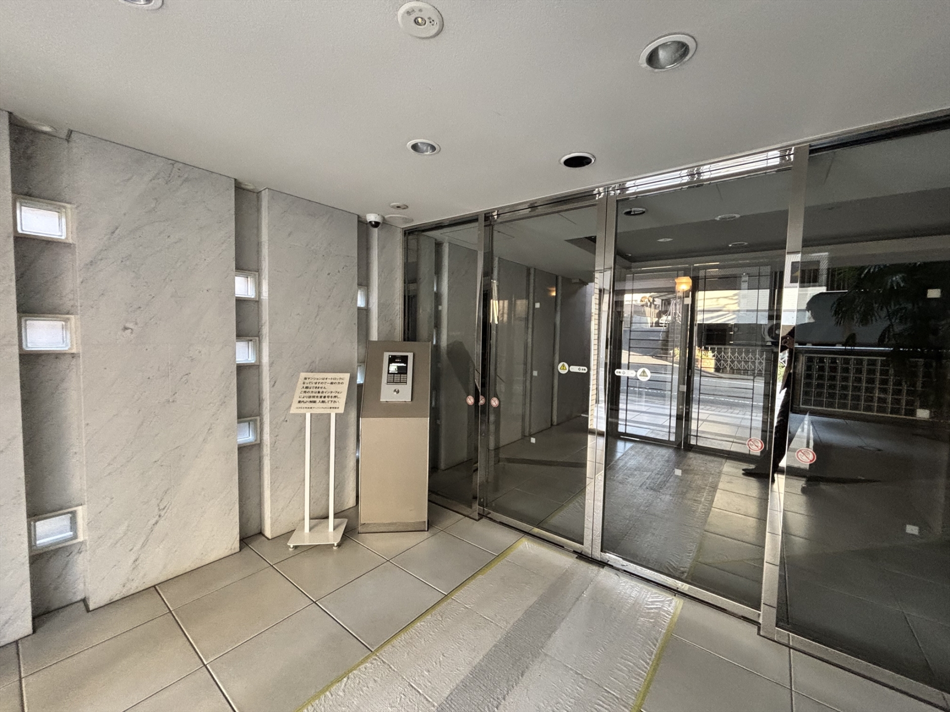 【その他共用部】家族が安心して暮らせるオートロック。防犯面にも配慮されています。(2026年3月)