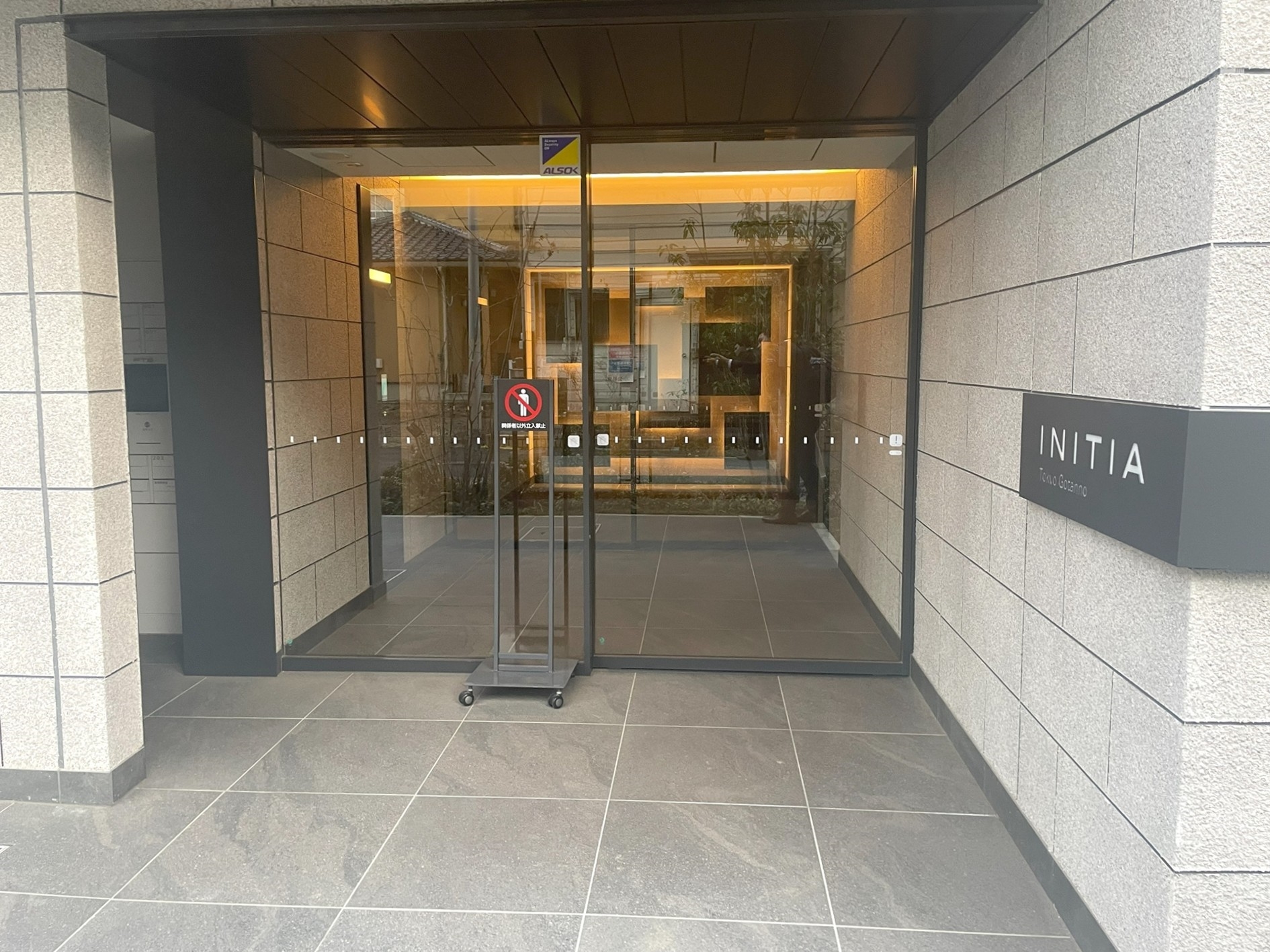 【エントランス】高級感のあるエントランス。オートロックとモニター付きインターホン完備(2026年3月)