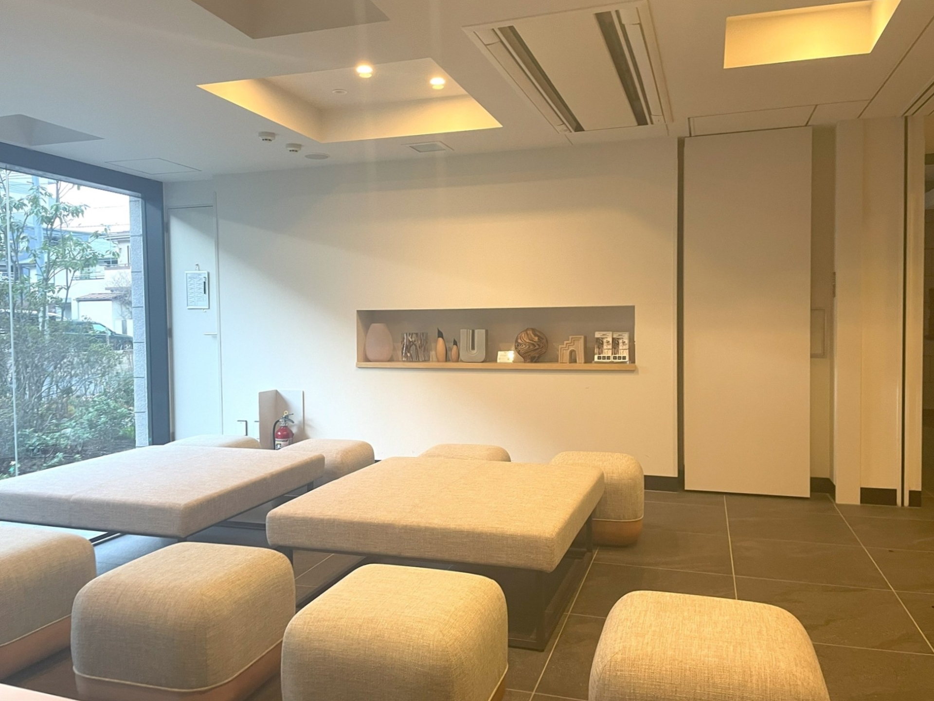 【ロビー】エントランス横のロビー。急な来客でも安心です。(2026年3月)