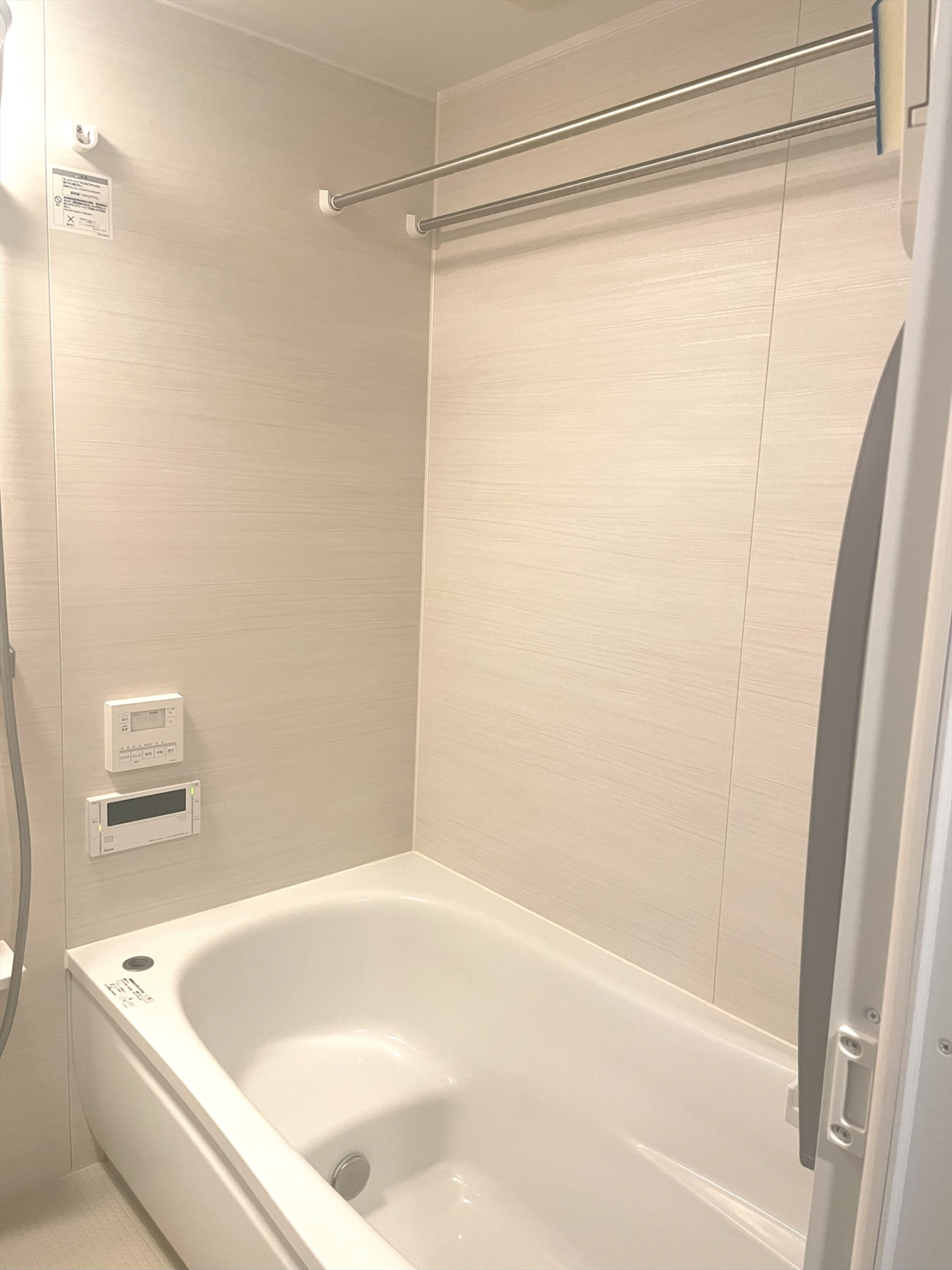 【浴室】1416サイズの浴槽でゆったりとお風呂に入れます。浴室乾燥機付。(2026年3月)