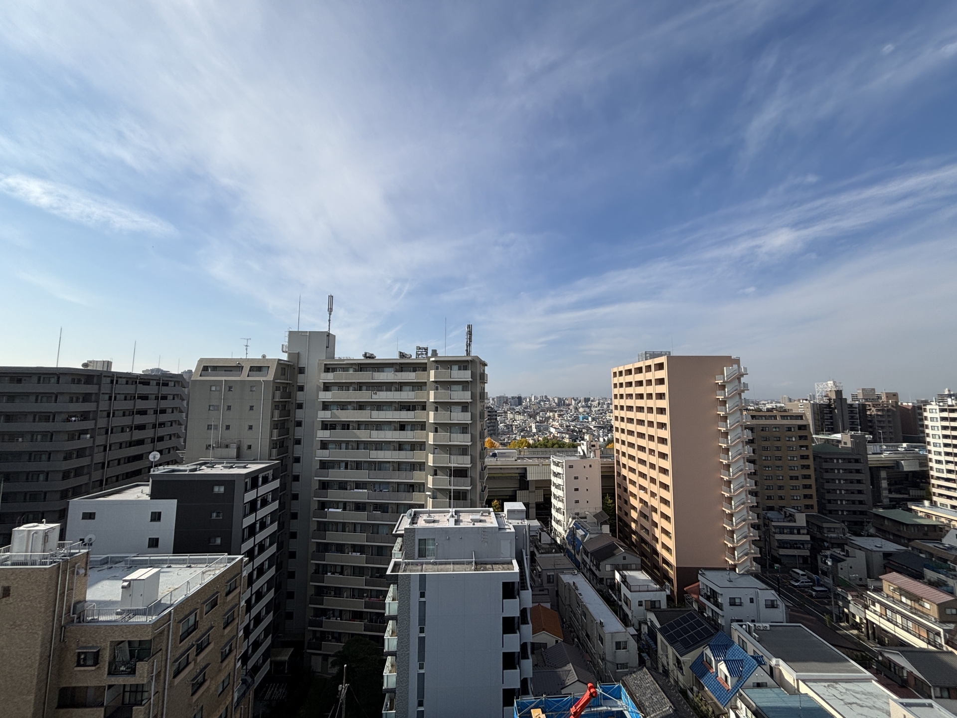 【その他画像】バルコニーからの眺望は、明るい空が広がります。(2025年11月)